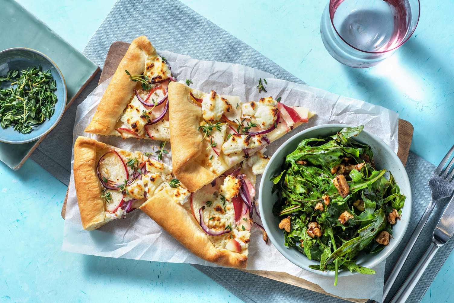 Apfel-Zwiebel-Galette mit Ziegenfrischkäse Rezept | HelloFresh
