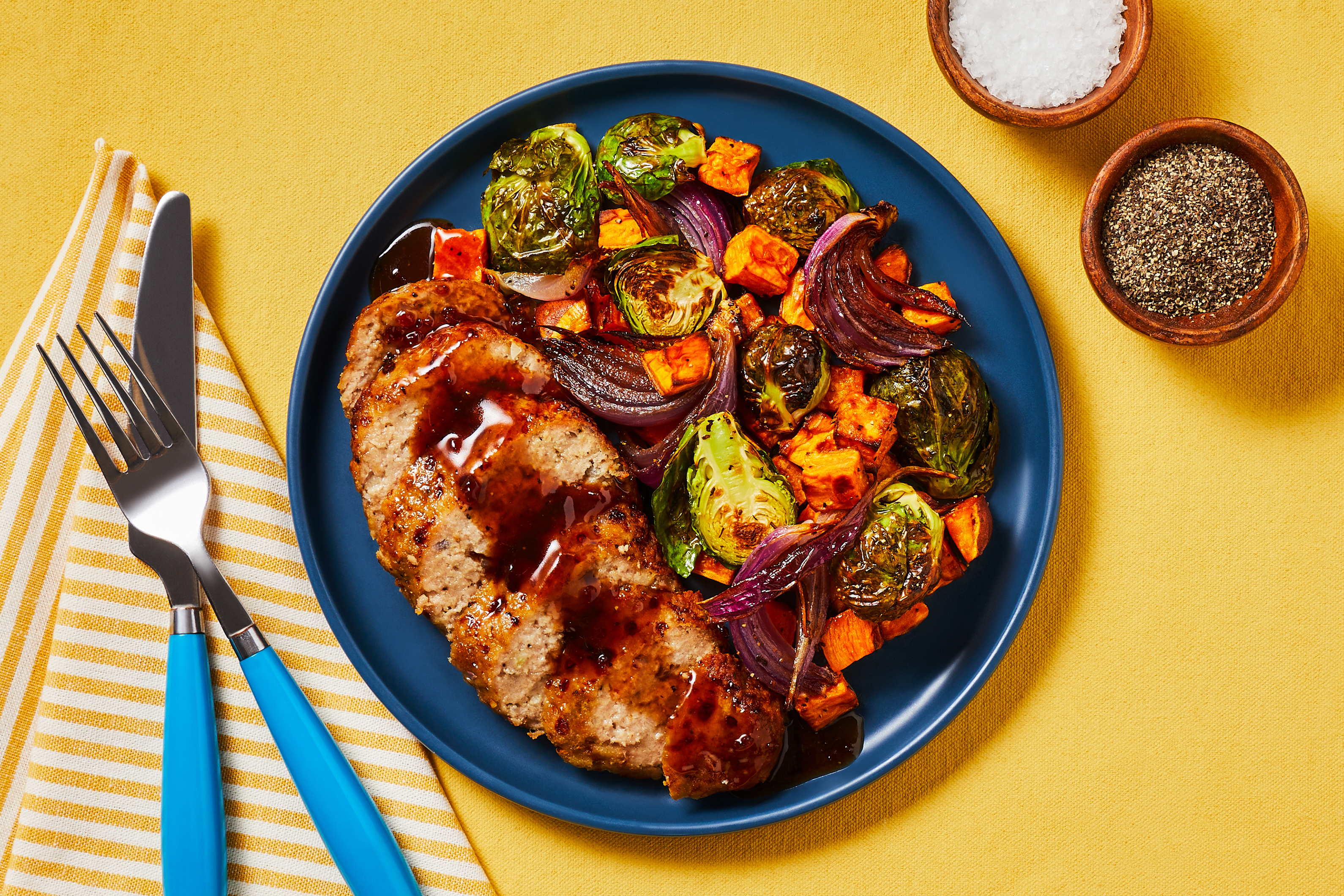 https://img.hellofresh.com/hellofresh_s3/image/balsamic-glazed-pork-meatloaves-aabef78e.jpg