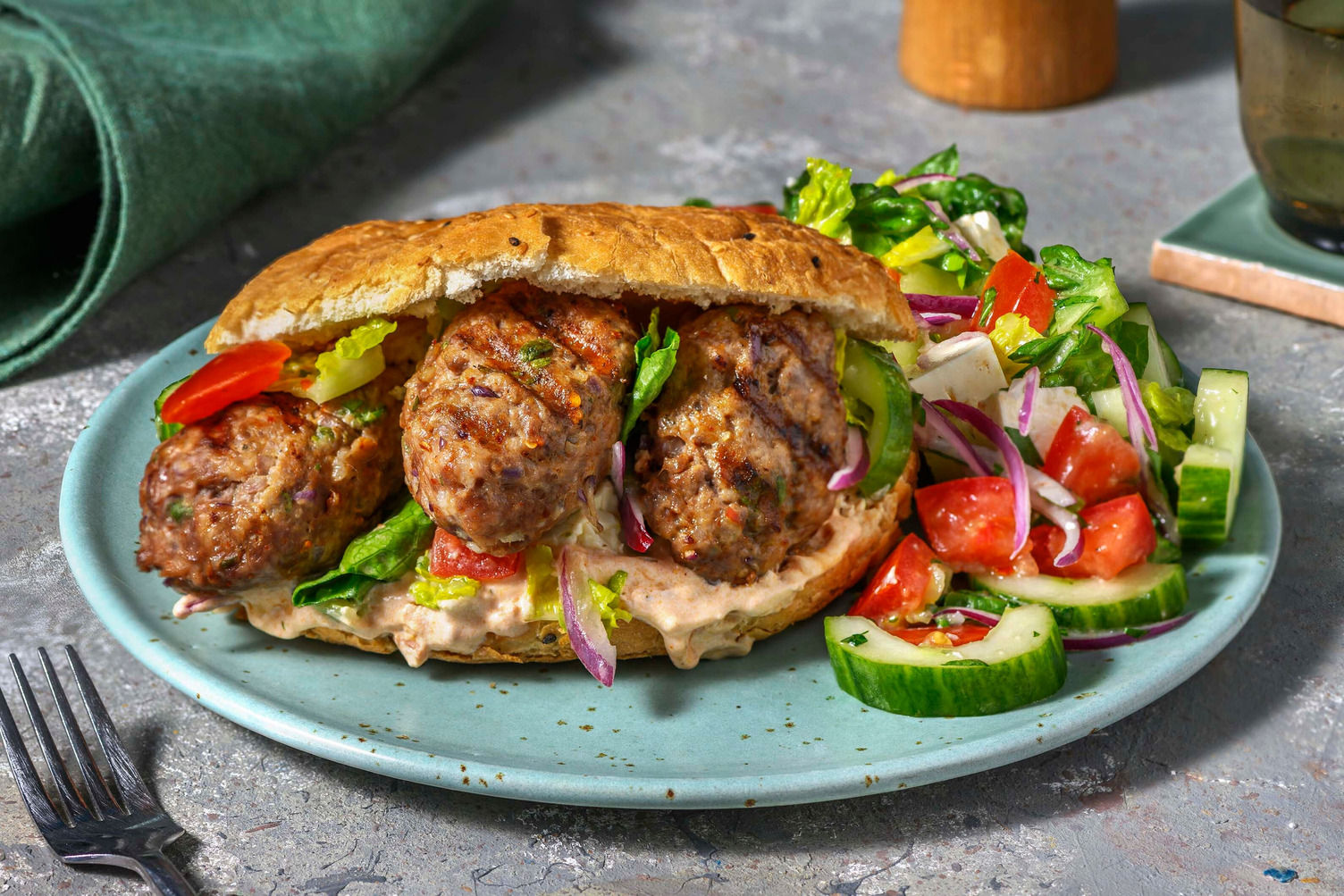 BBQ-Bifteki mit Hirtenkäse im Fladenbrot Rezept | HelloFresh