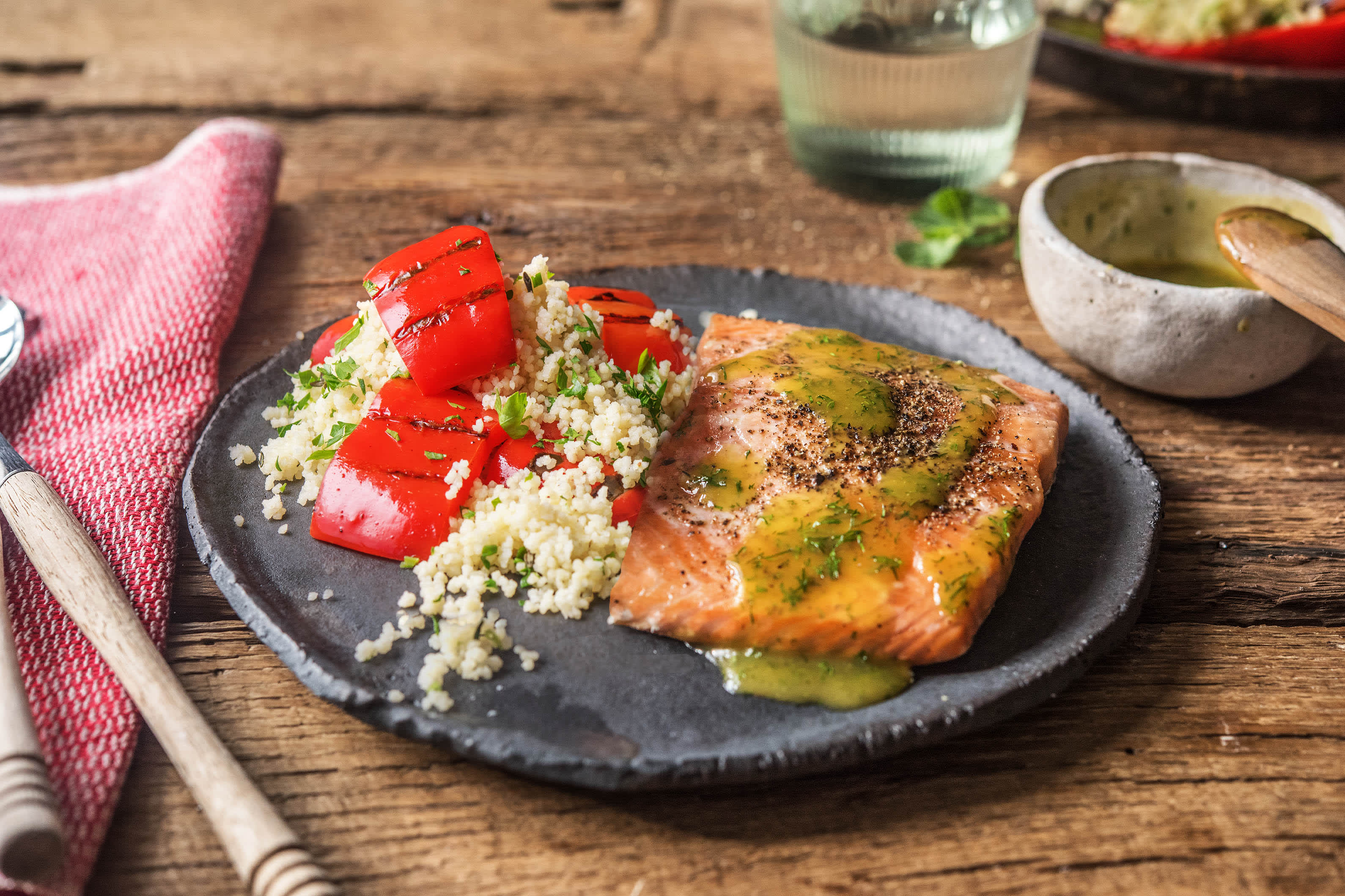 Zartes Lachsfilet mit fluffigem Spitzpaprika-Couscous-Salat Rezept ...