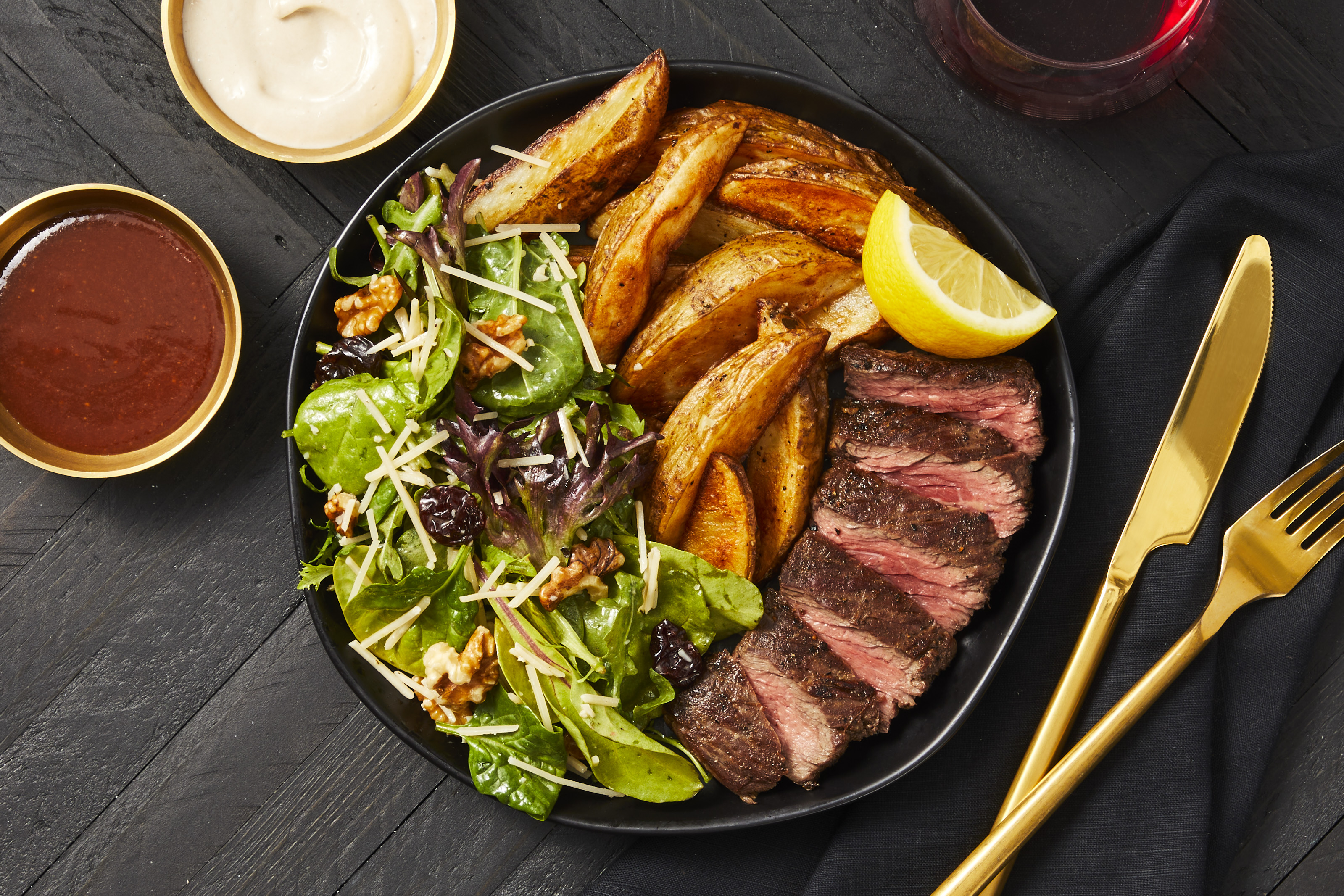 https://img.hellofresh.com/hellofresh_s3/image/bistro-steak-crispy-potato-wedges-4f166801.jpg