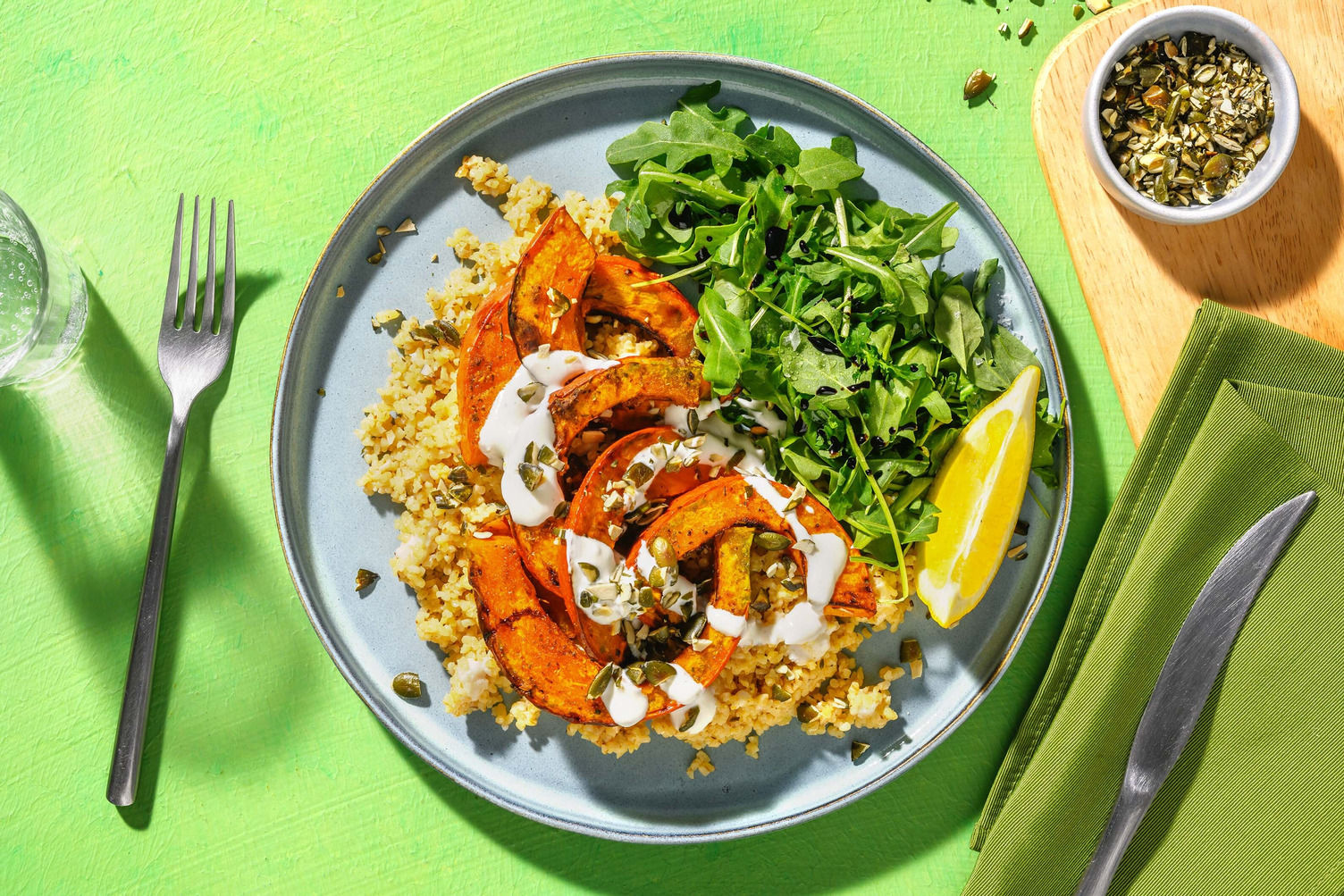 Bulgur-Salat mit marinierten Kürbisspalten Rezept | HelloFresh