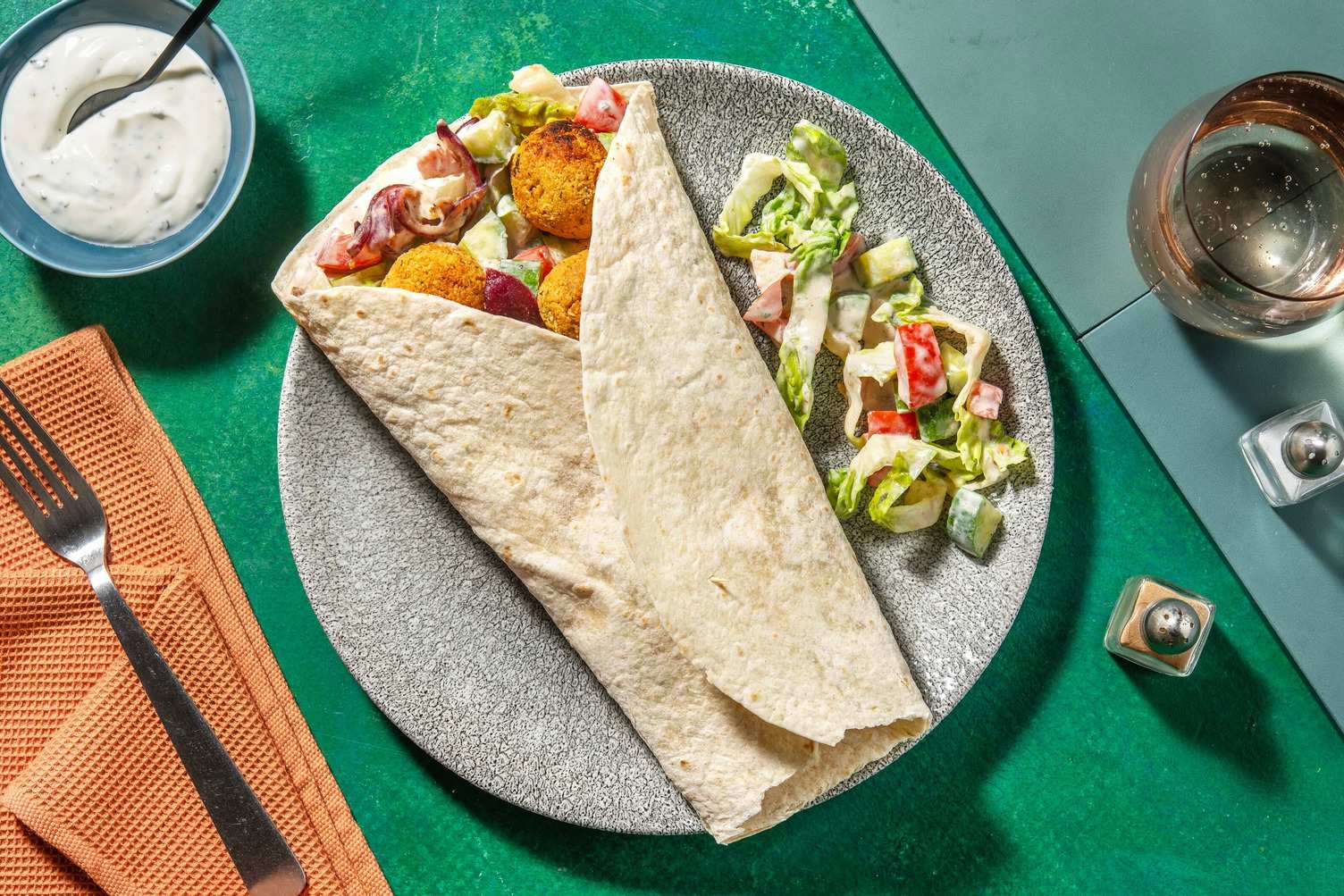 Bunt gefüllter Wrap mit Falafelbällchen Rezept | HelloFresh