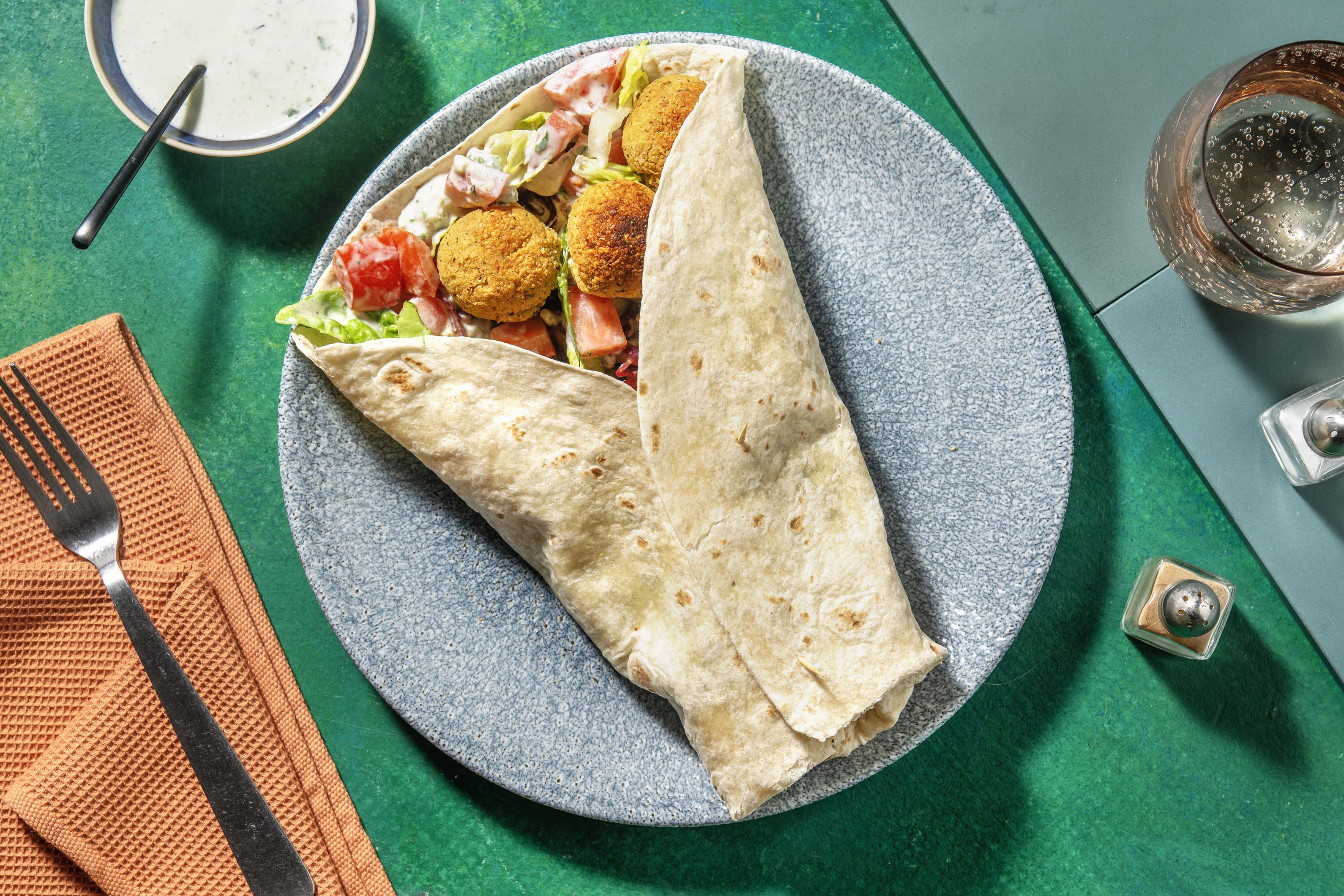 Bunt gefüllter Wrap mit Falafelbällchen Rezept HelloFresh