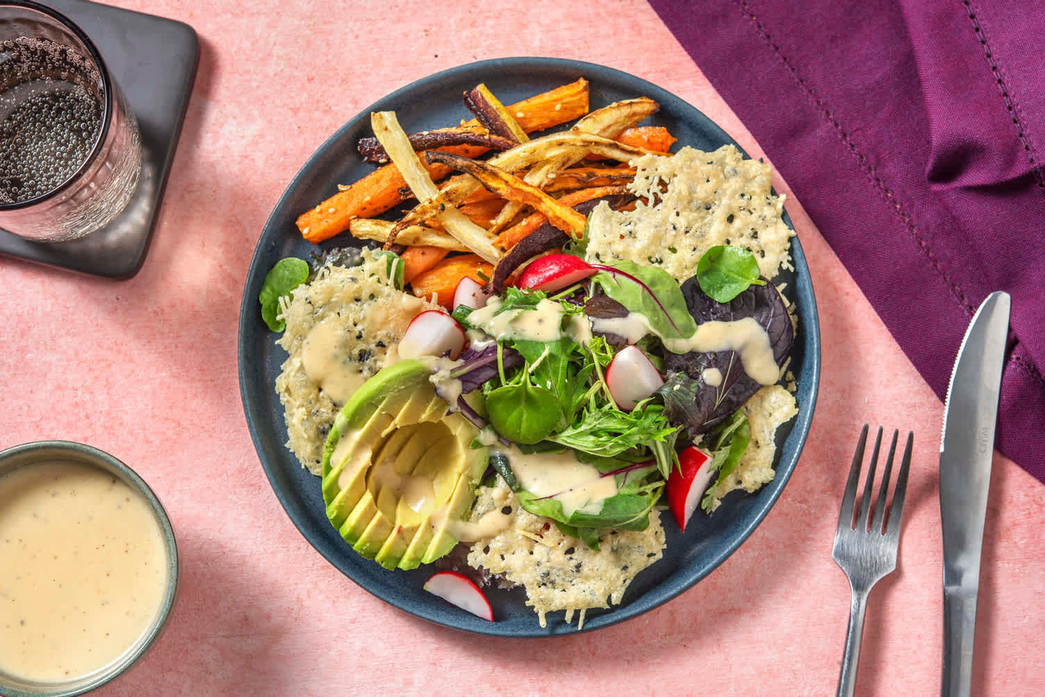 Salat mit Hummus-Sesam-Dressing &amp; Käse-Chips Rezept | HelloFresh