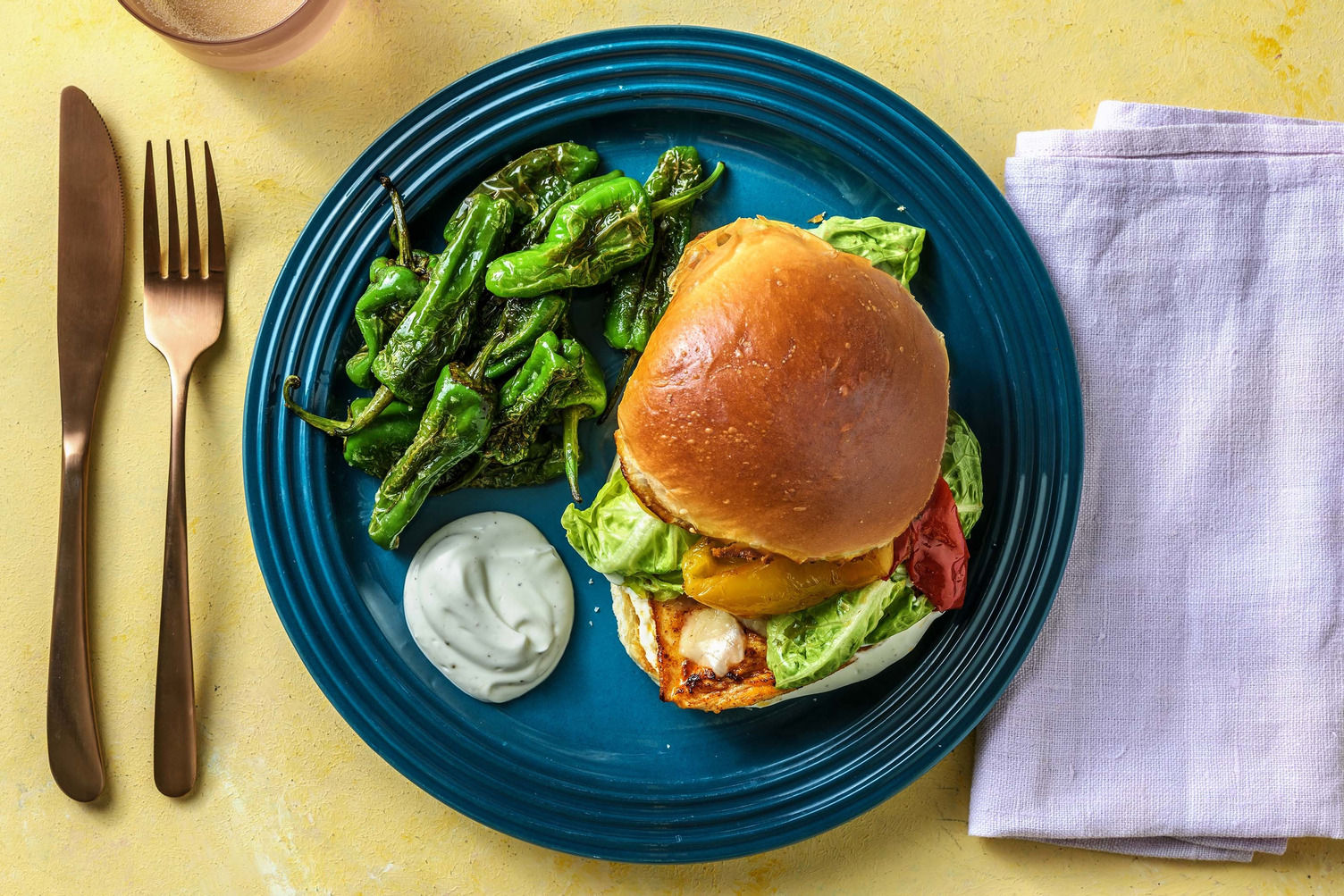 Burger Española! mit Hähnchen & Paprika-Antipasti Rezept | HelloFresh Burger Española! mit Hähnchen & Paprika-Antipasti Rezept | HelloFresh