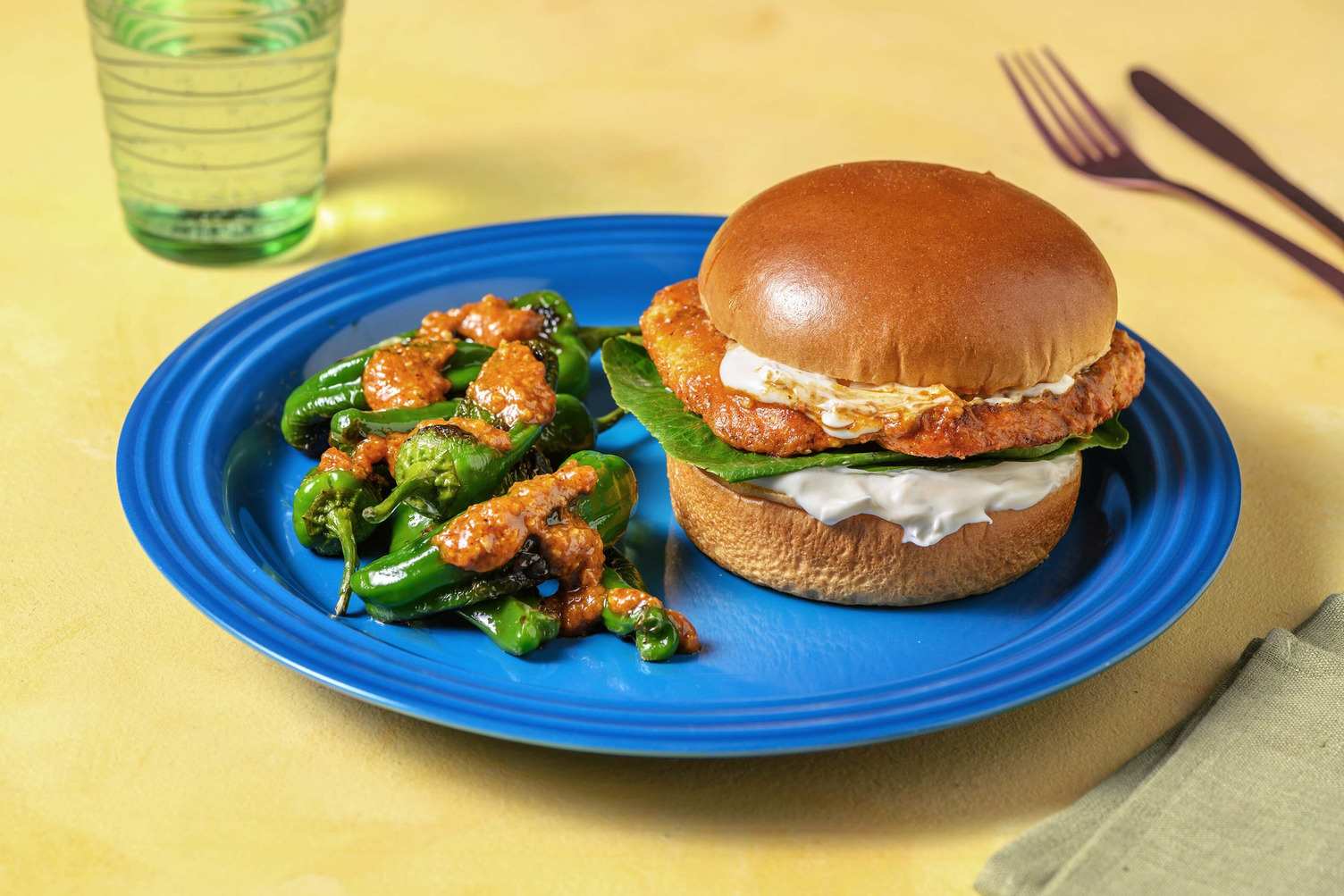 Burger Española! mit pikantem Hähnchen Rezept | HelloFresh