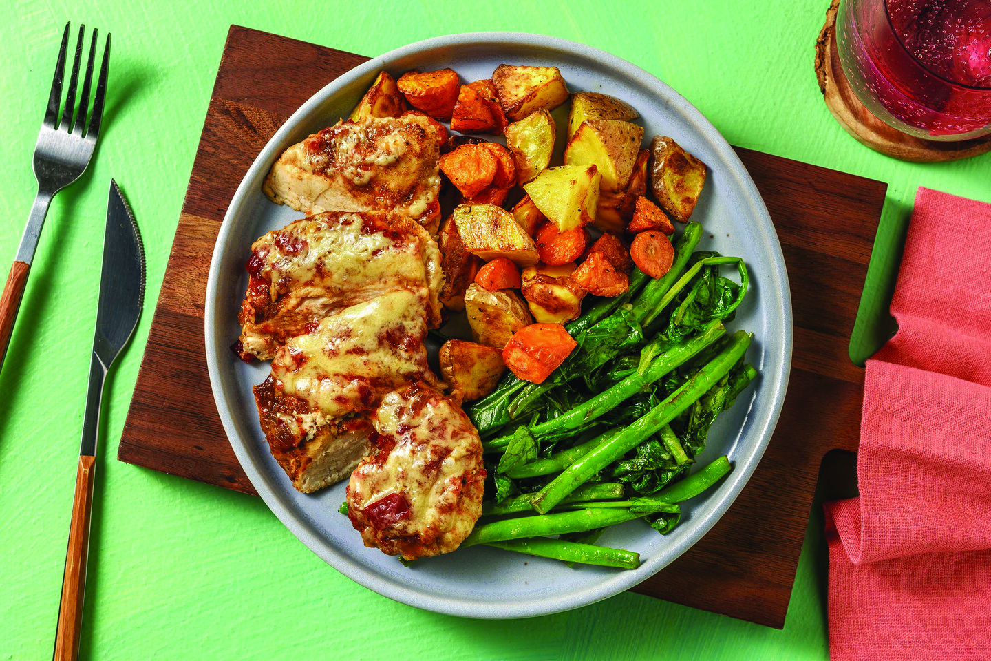 https://img.hellofresh.com/hellofresh_s3/image/cheesy-tomato-chicken-melts-8b4d1d5e.jpg