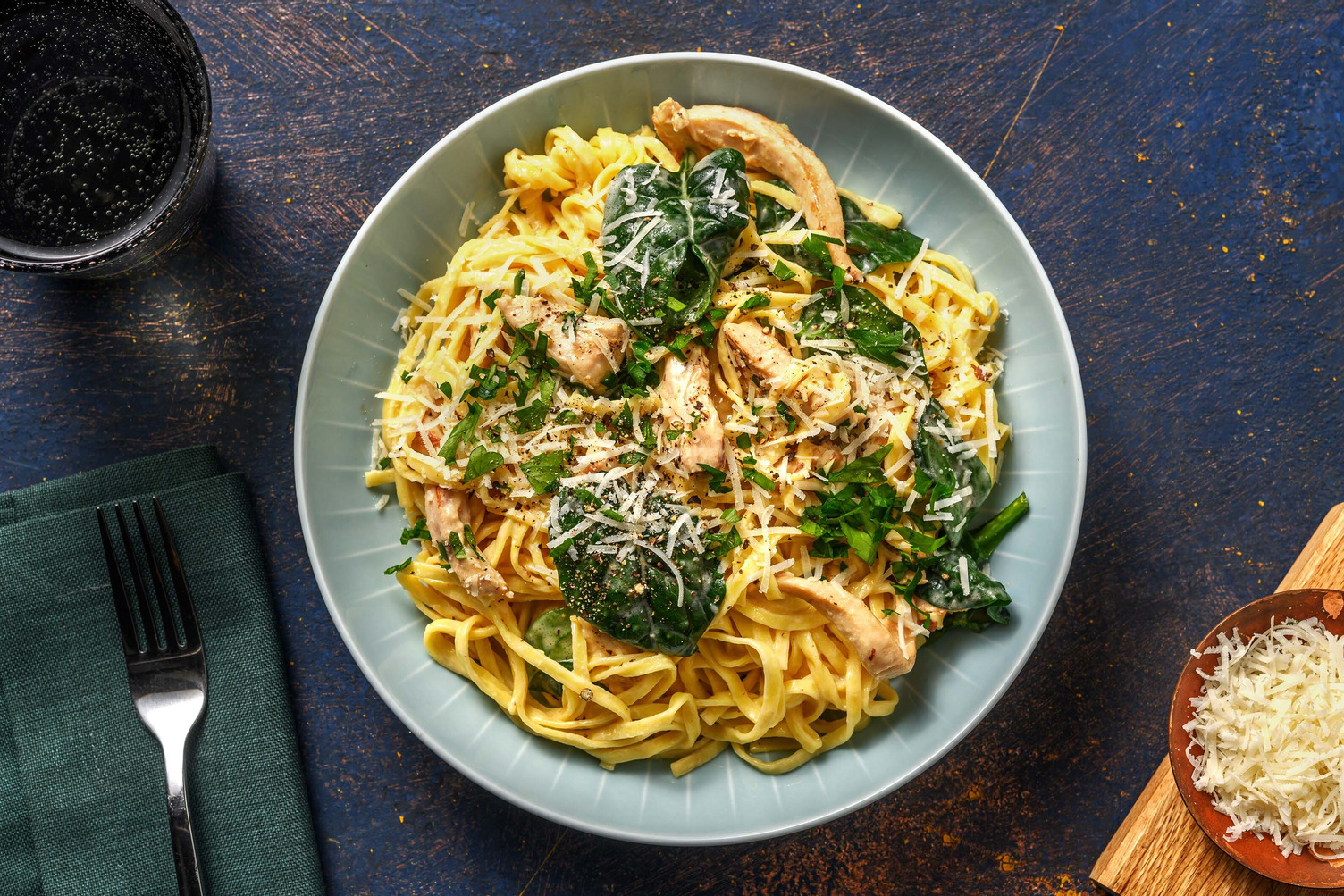 Chicken Alfredo! Fettuccine in Spinat-Käse-Soße Rezept | HelloFresh