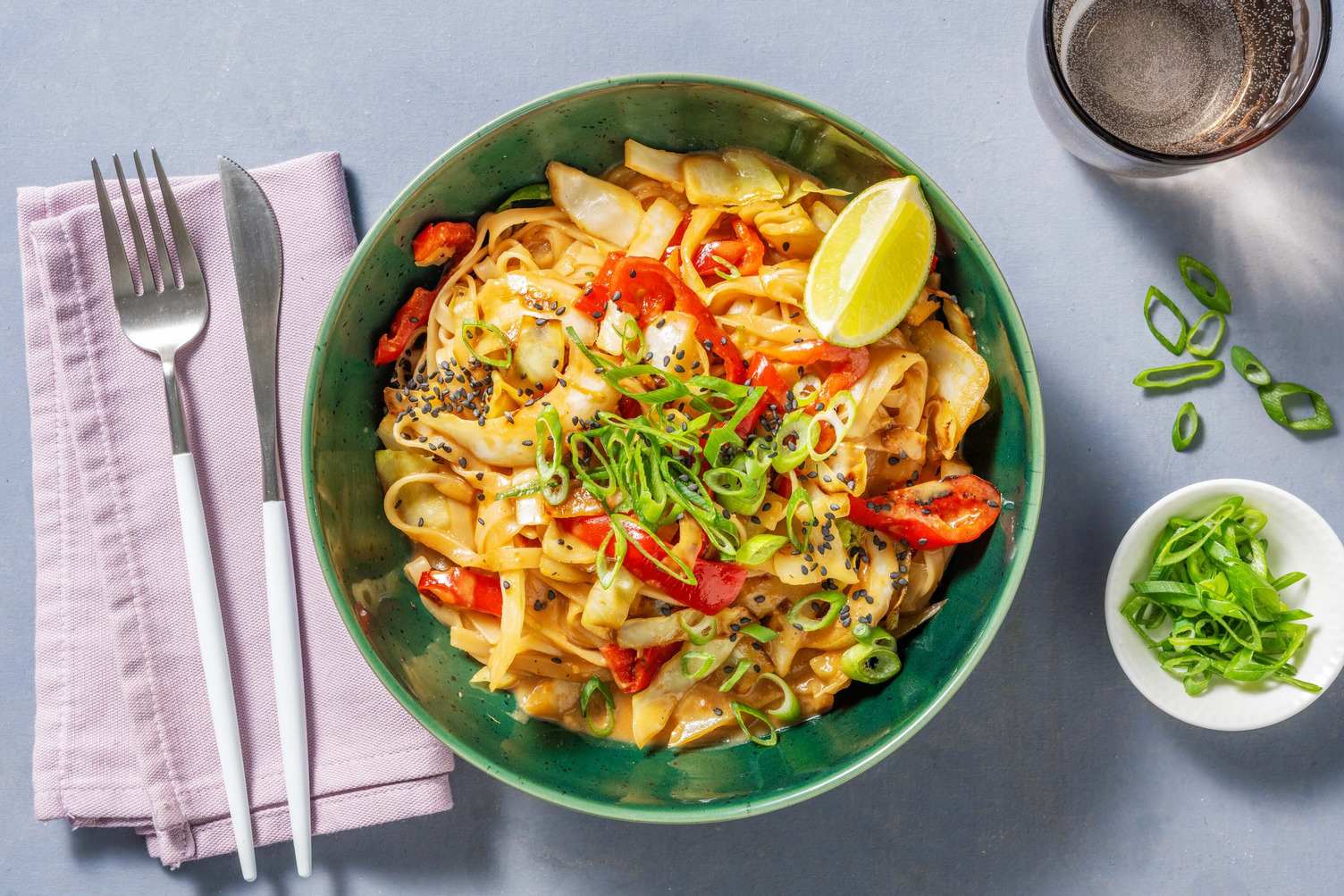 Chili-Nudeln mit Sesam-Erdnuss-Soße Rezept | HelloFresh Chili-Nudeln mit Sesam-Erdnuss-Soße Rezept | HelloFresh