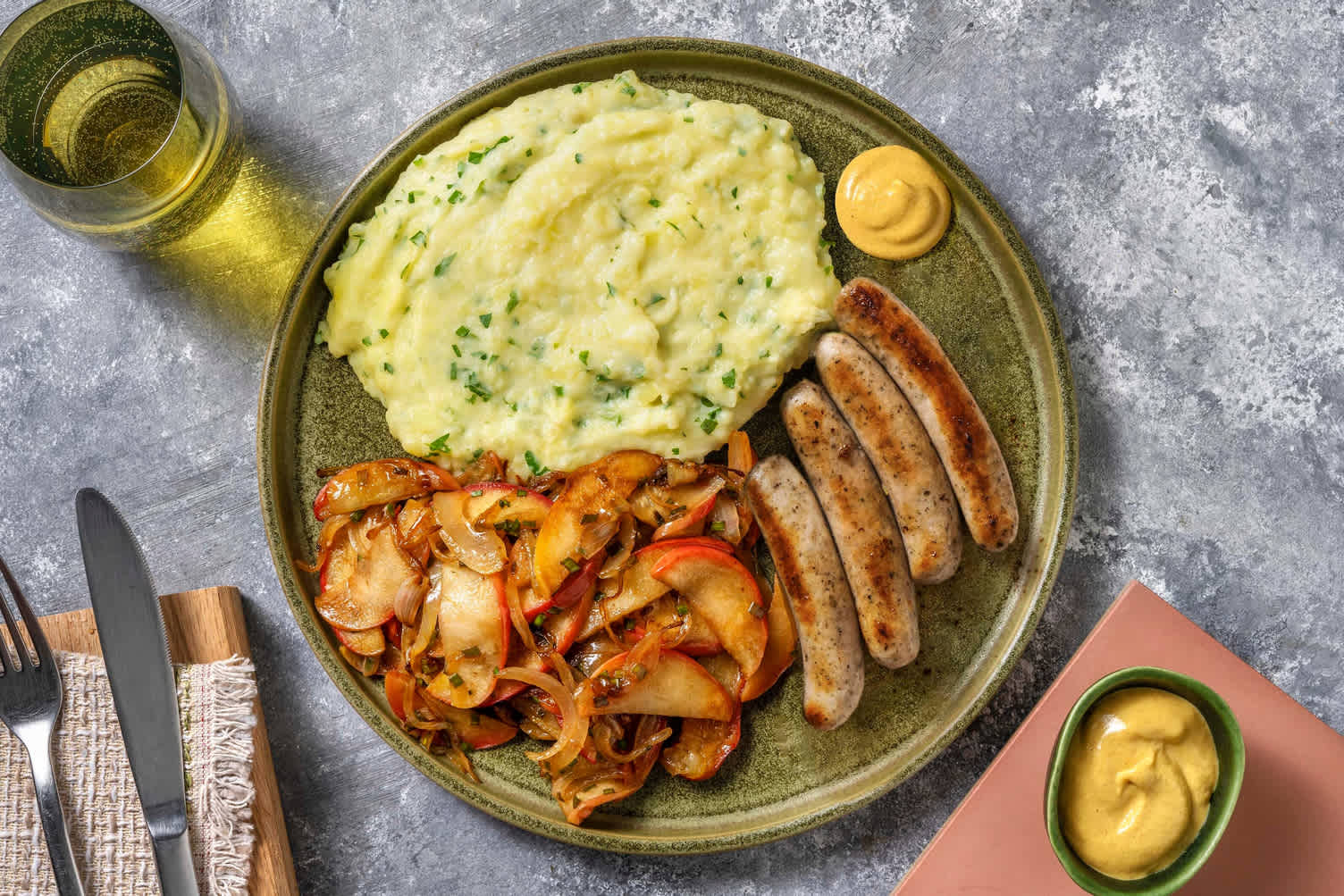 Cipollata-Würstchen mit Apfel-Zwiebel-Gemüse Rezept | HelloFresh