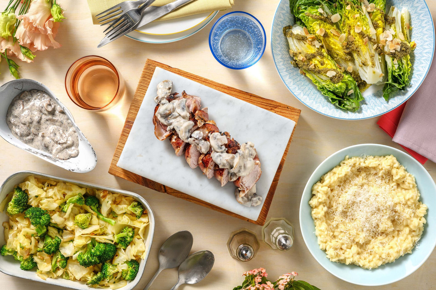 Varkenshaas in ontbijtspek met paddenstoelensaus Recept HelloFresh