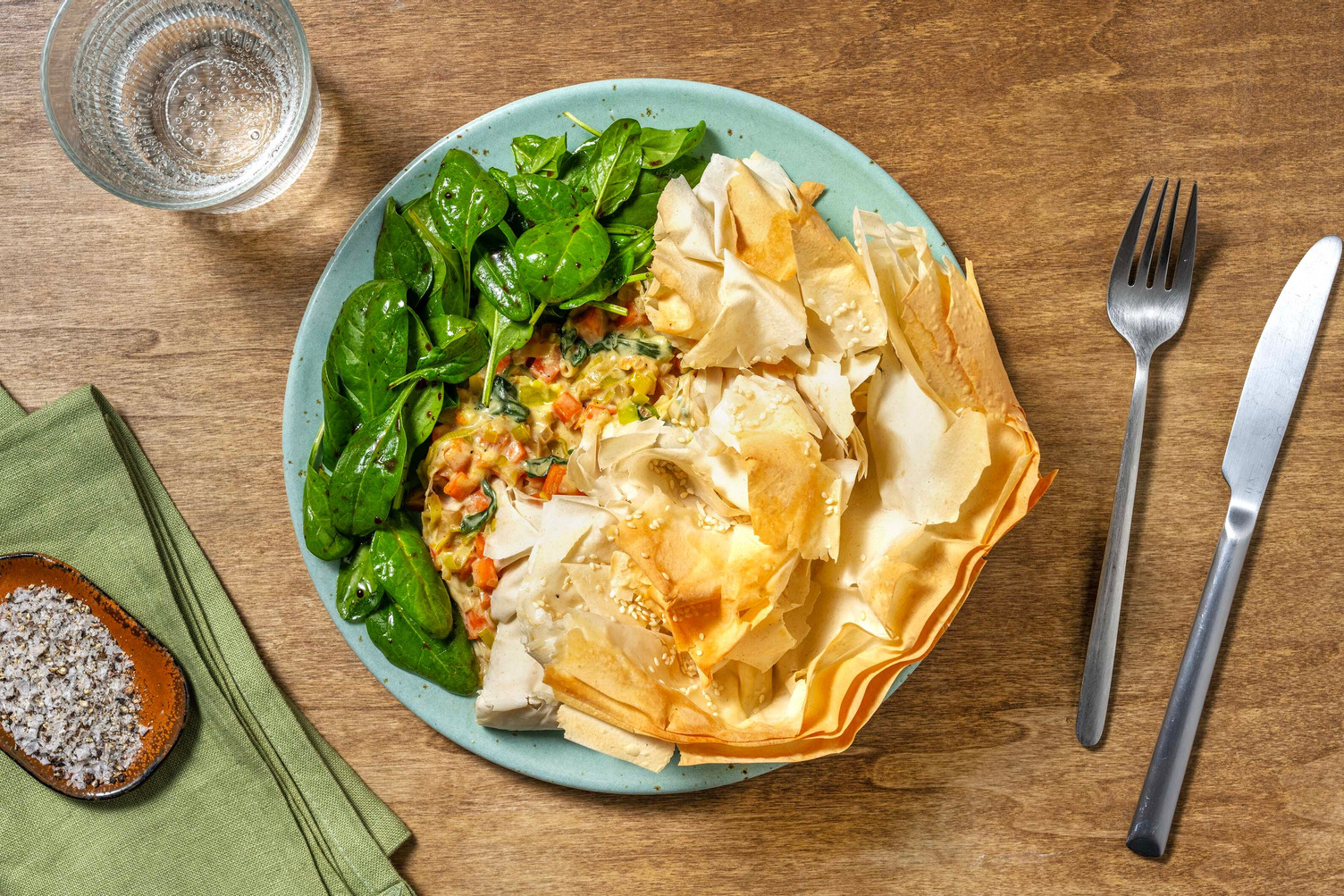 Filo Pie mit würziger Porree-Spinat-Füllung und Salat Rezept | HelloFresh