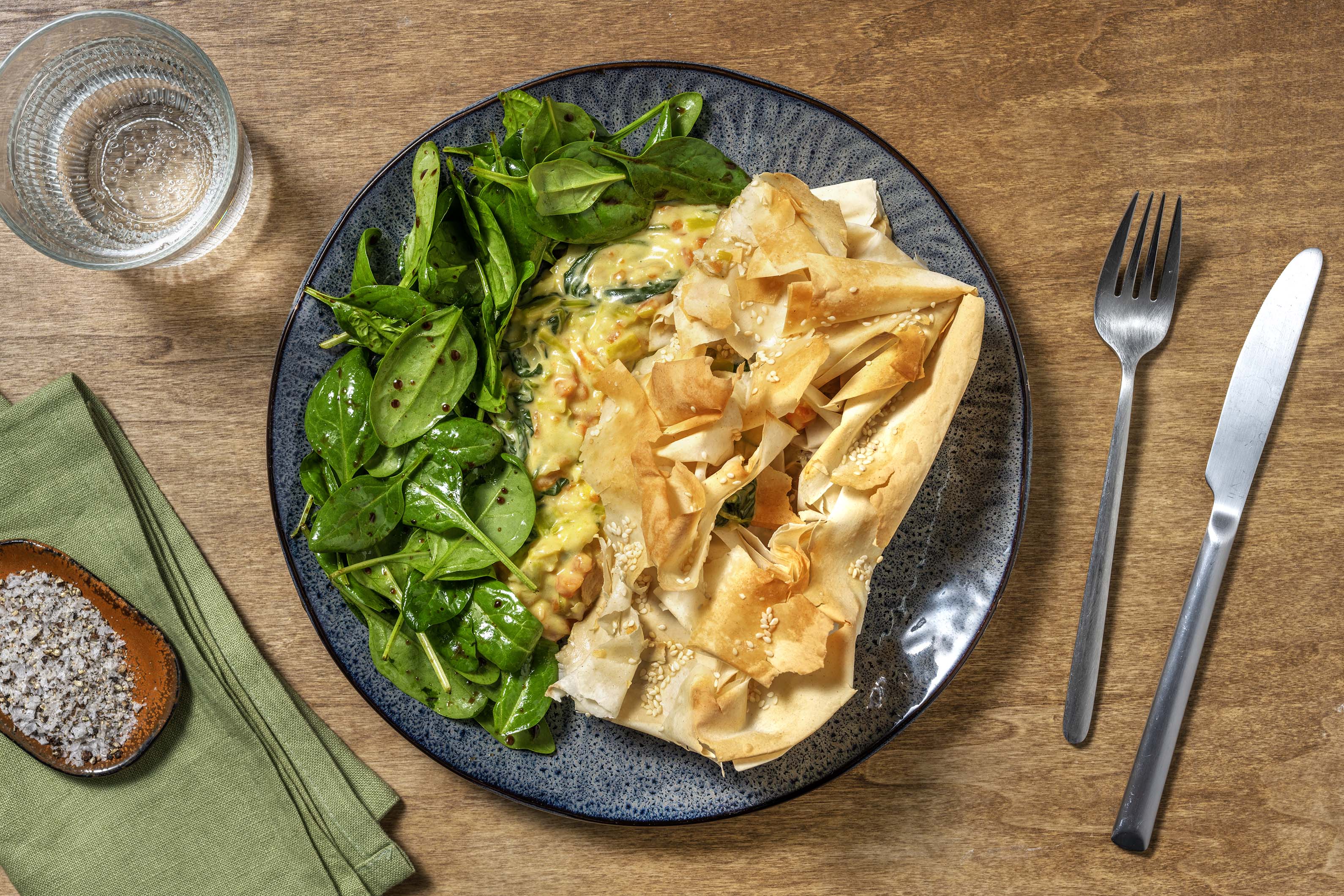 Filo Pie mit würziger Porree-Spinat-Füllung und Salat Rezept | HelloFresh