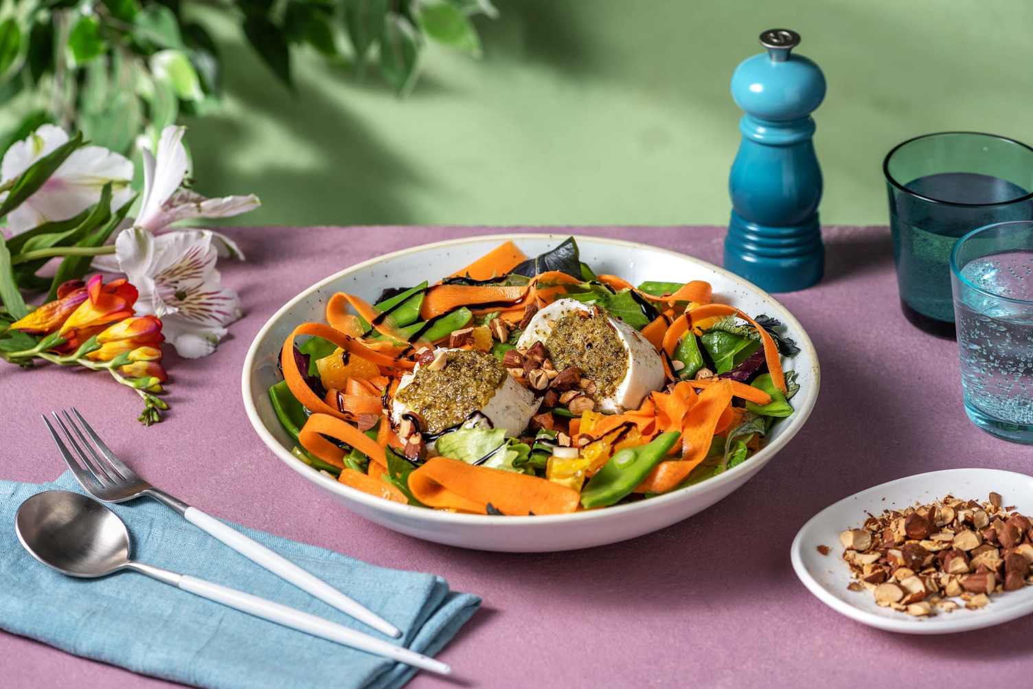 Frischer Frühlingssalat mit Büffelmozzarella Rezept | HelloFresh