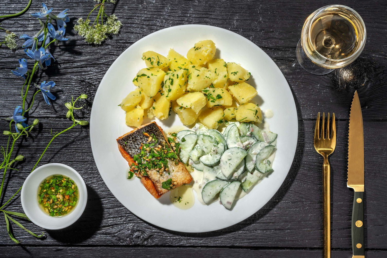 Gebratener Lachs mit cremigem Gurkensalat Rezept | HelloFresh
