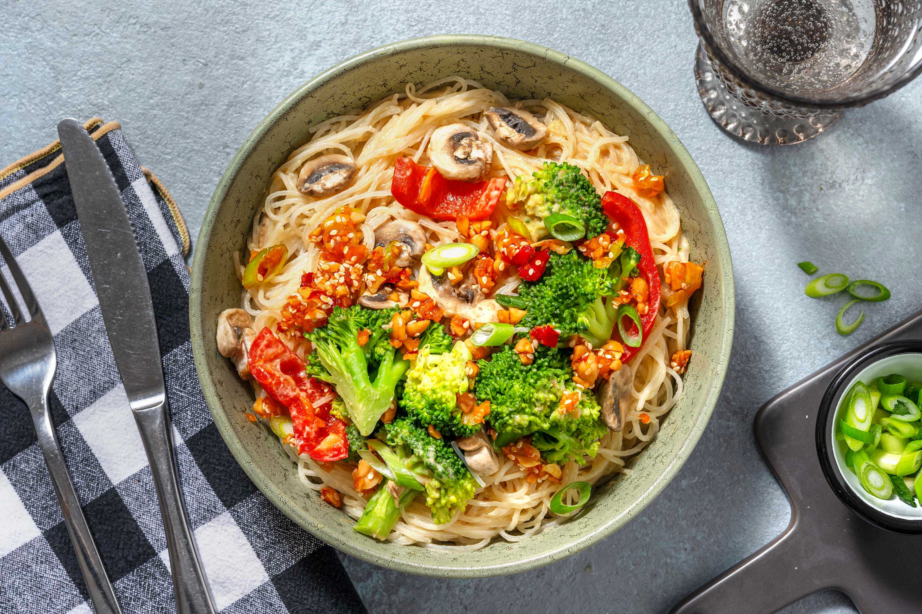 Glasnudeln in Miso-Erdnuss-Soße Rezept | HelloFresh