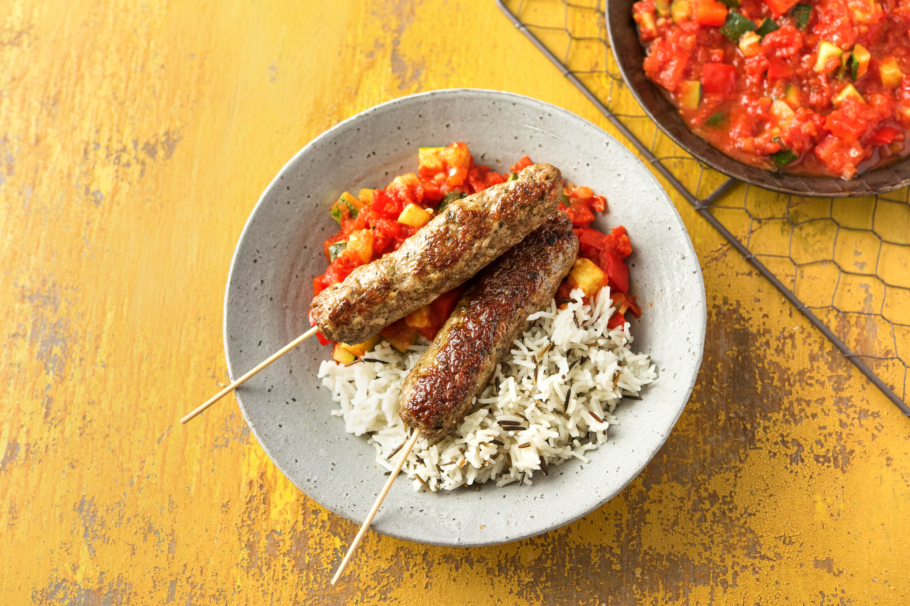 Griechische Hackspieße in Tomatensoße Rezept | HelloFresh