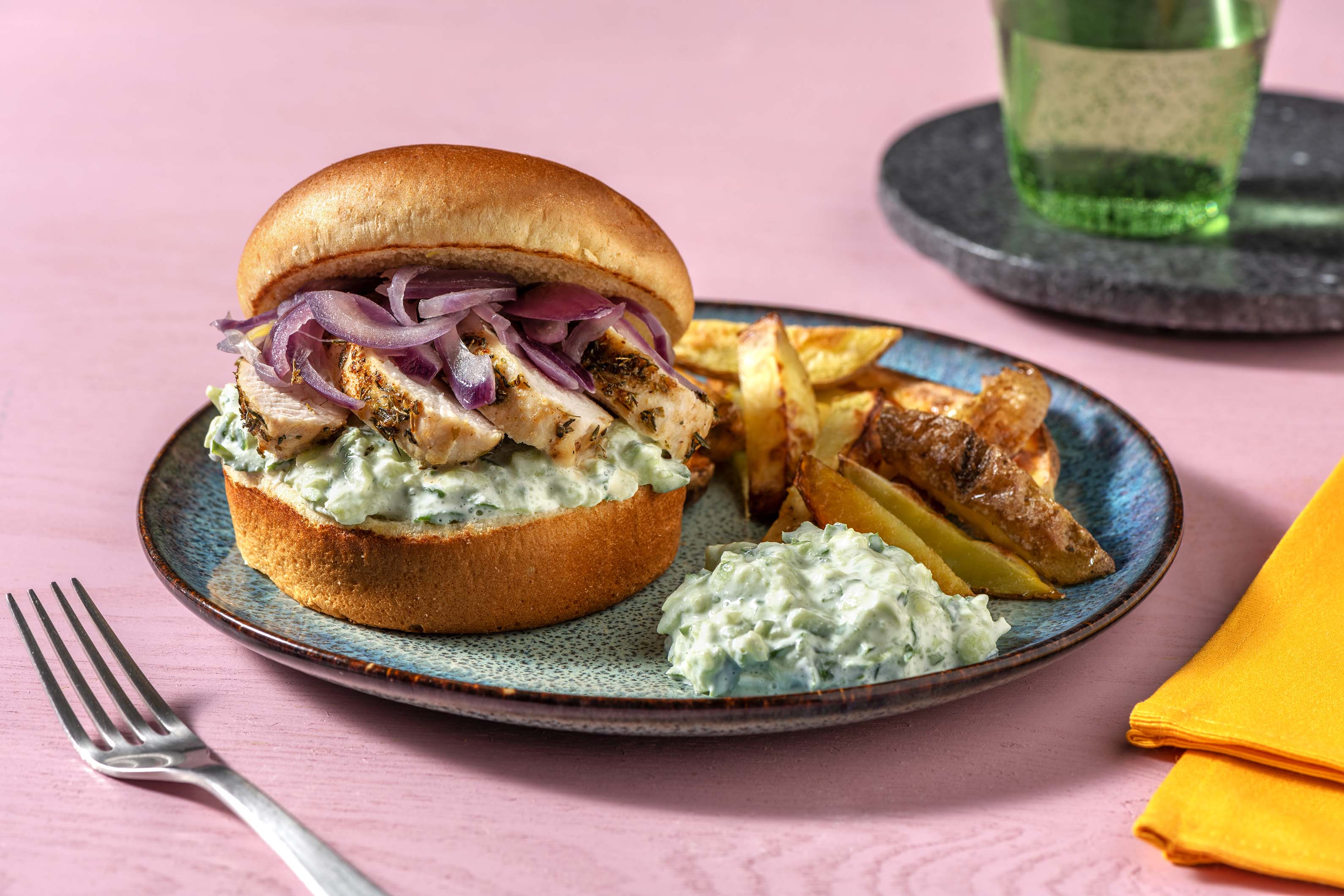 Griechischer Souflaki-Hähnchen-Burger Rezept | HelloFresh