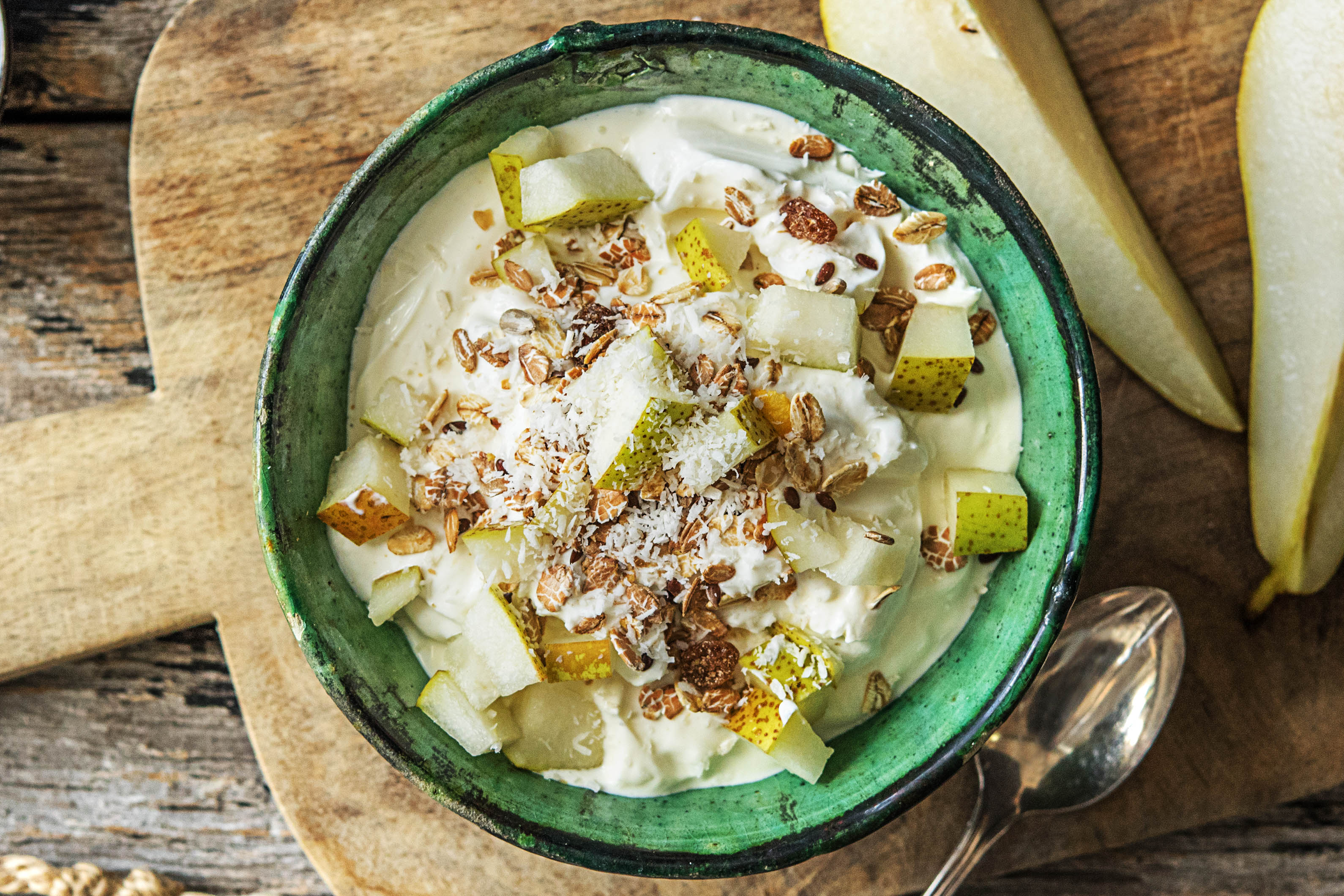 Griekse yoghurt met peer en kokos-muesli Recept | HelloFresh