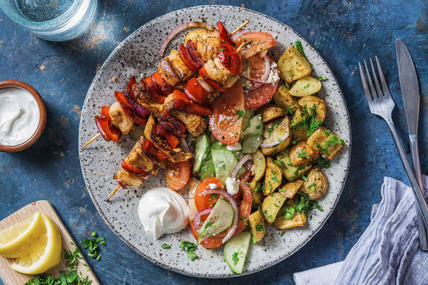 Hähnchenspieße mit Souflaki-Kartoffeln Rezept | HelloFresh