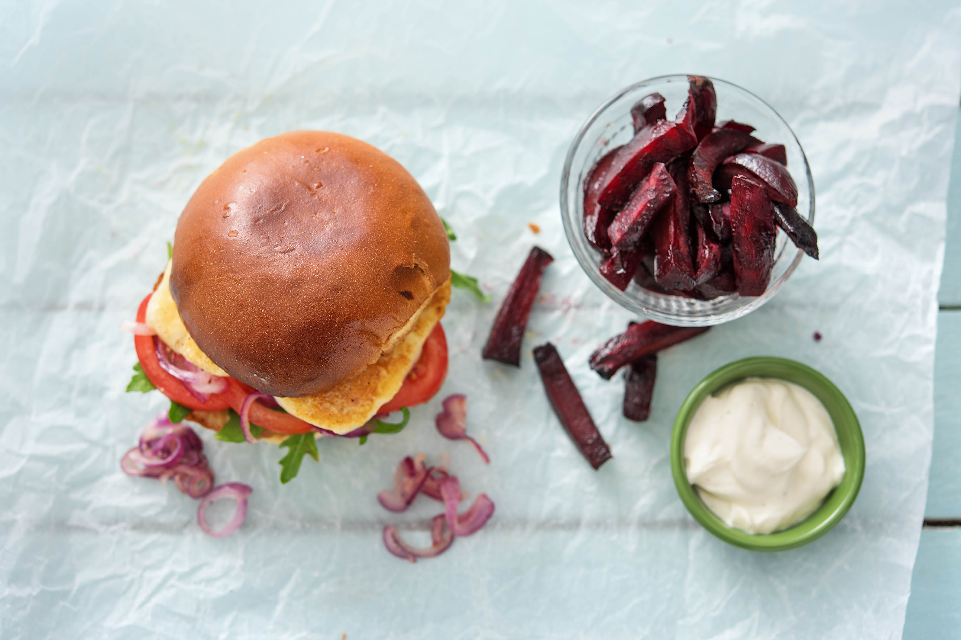 Halloumi-Burger mit Rote Bete-Sticks Rezept | HelloFresh