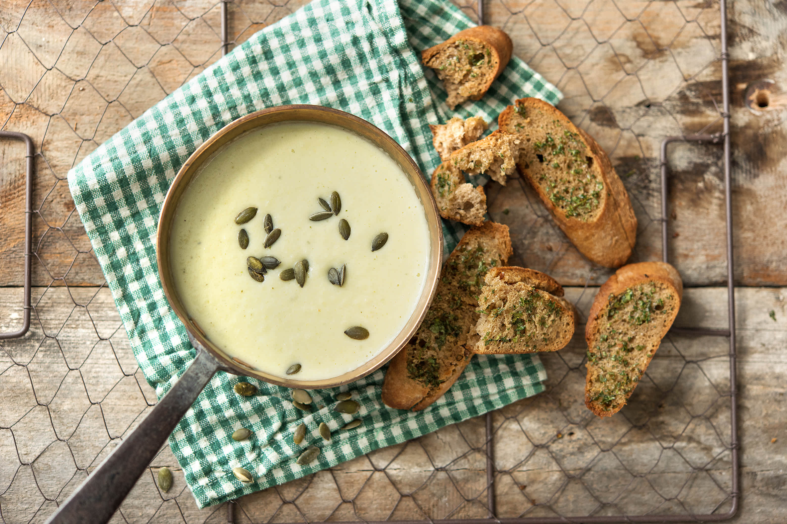 Herbstlich: Cremige Petersilienwurzel-Porree-Suppe Rezept | HelloFresh