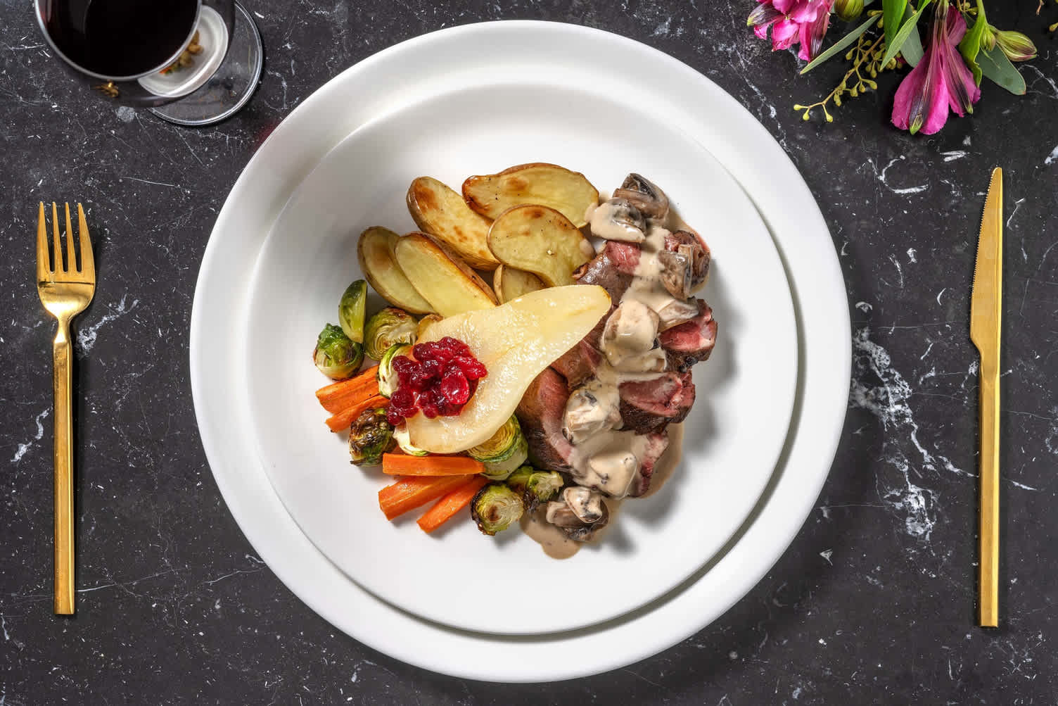 Hirschsteak mit Kartoffeln und pochierter Birne Rezept | HelloFresh