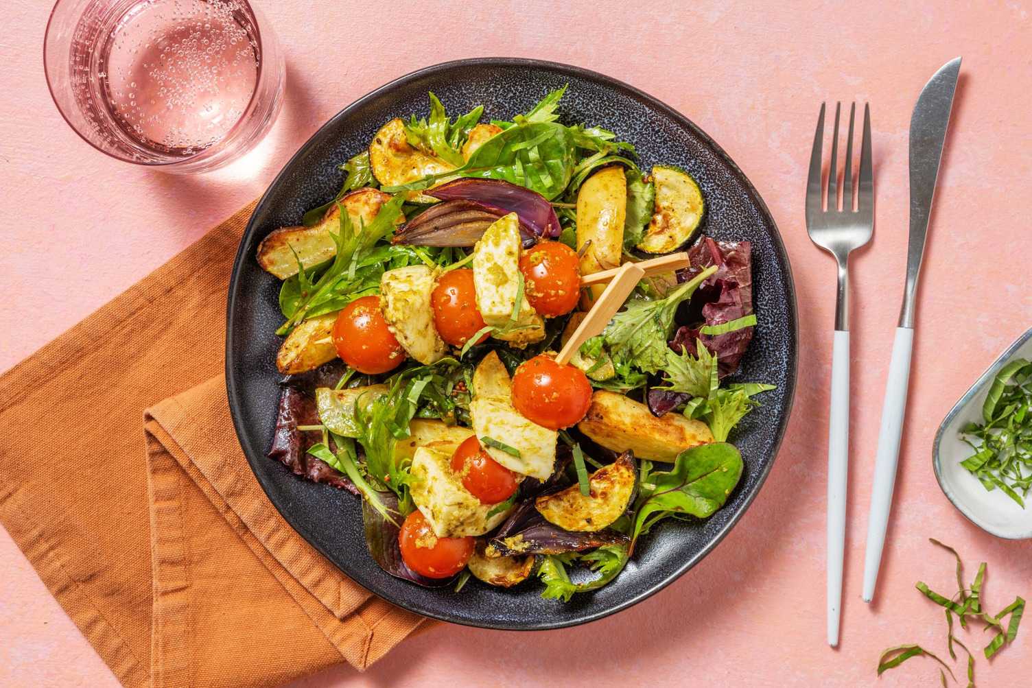 Italienischer Salat mit Caprese-Spießen Rezept | HelloFresh