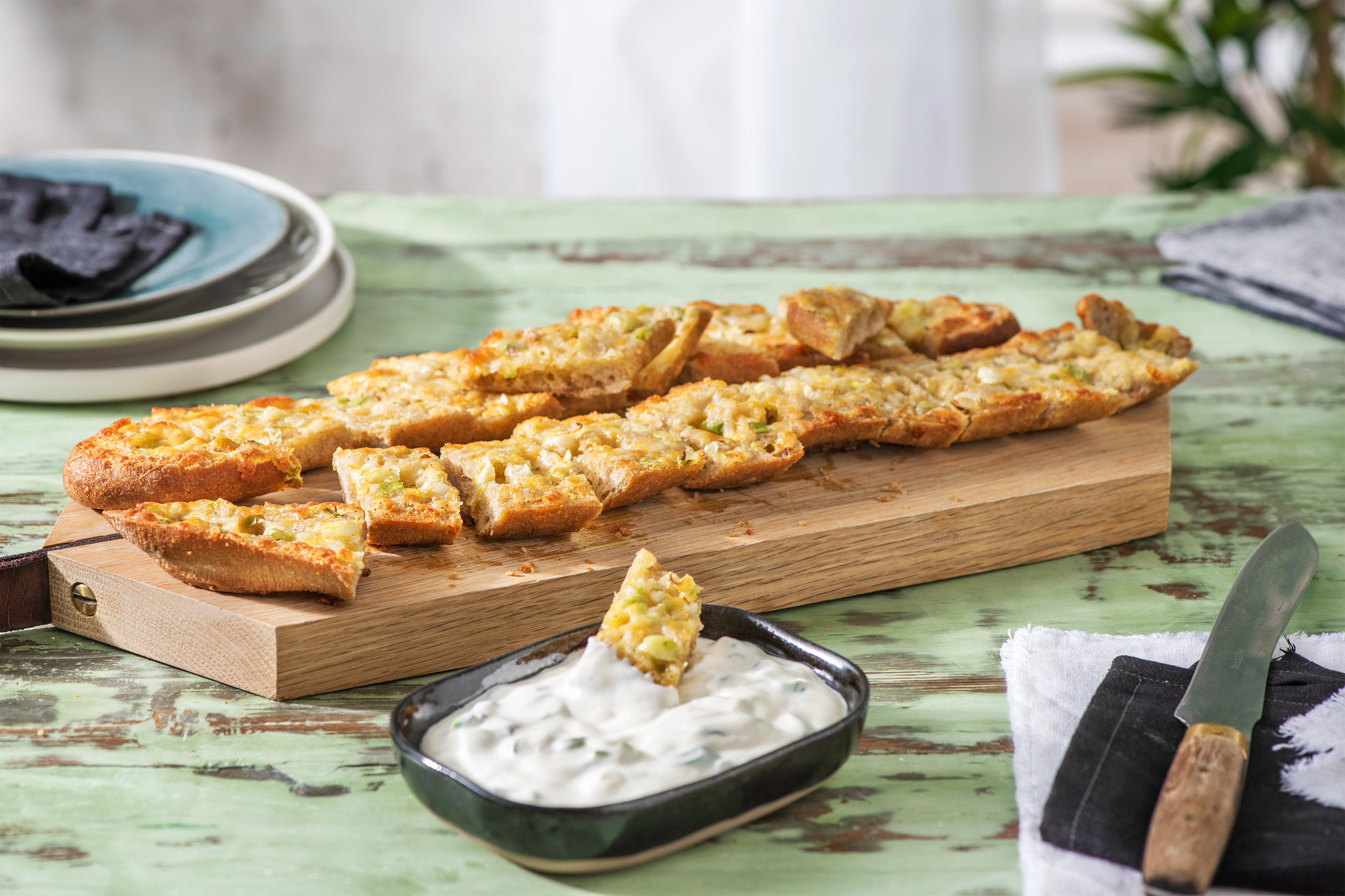 Jumbo Knoblauchbaguette mit Sourcream-Dip Rezept | HelloFresh Jumbo Knoblauchbaguette mit Sourcream-Dip Rezept | HelloFresh