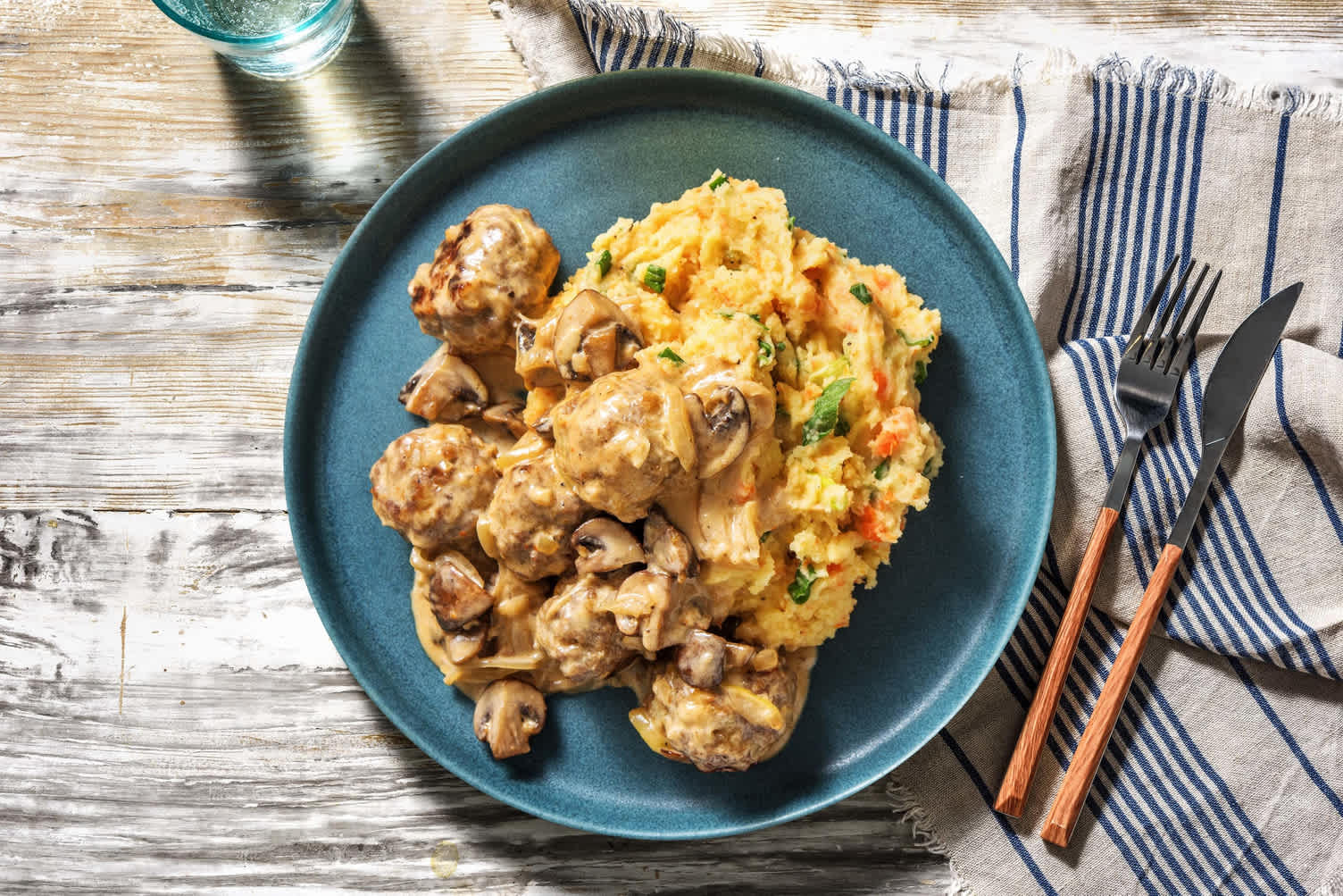 Käsige Hacktätschli mit Rahmchampignons Rezept | HelloFresh