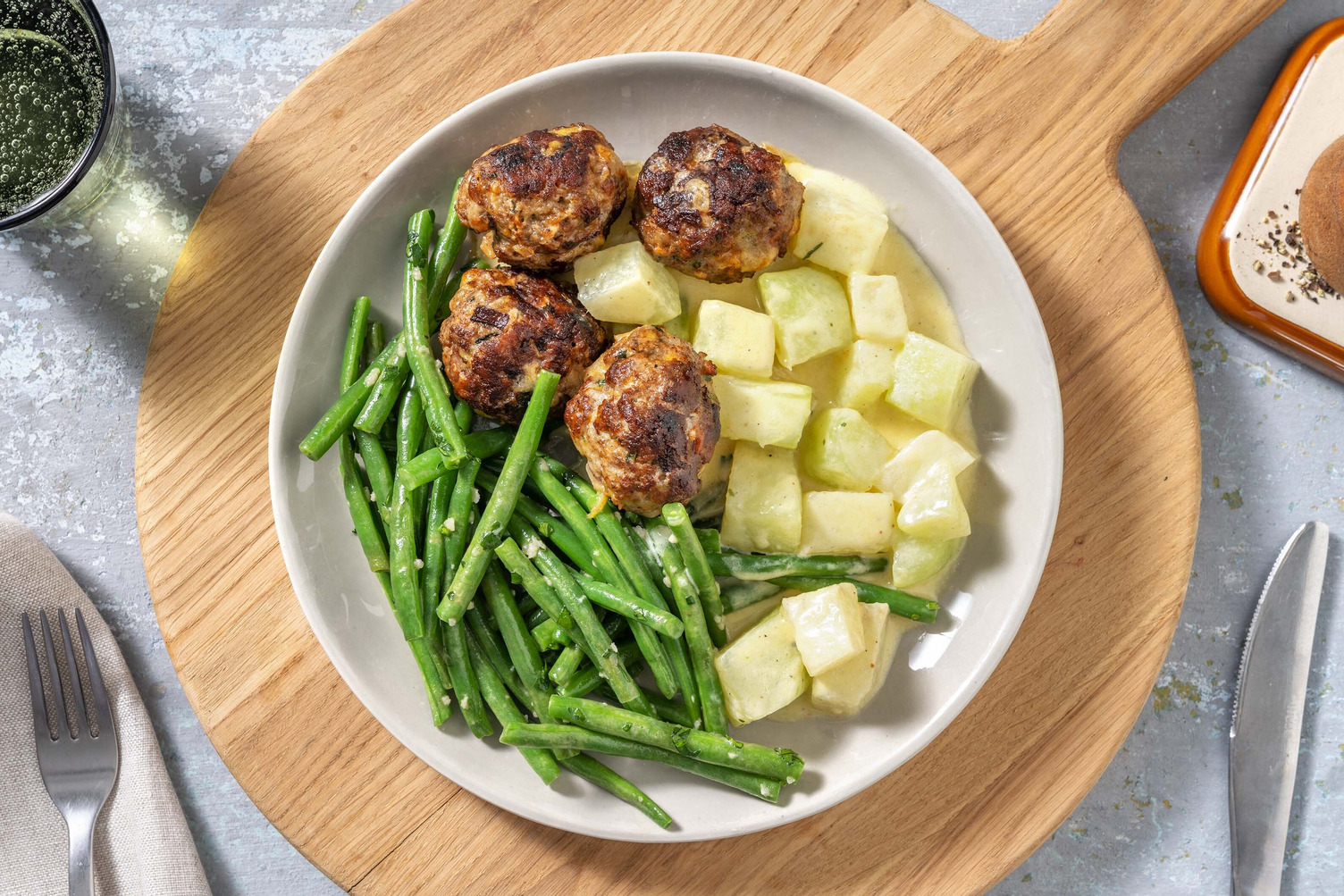 Käsige Hacktätschli mit Rahmkohlrabi Rezept | HelloFresh
