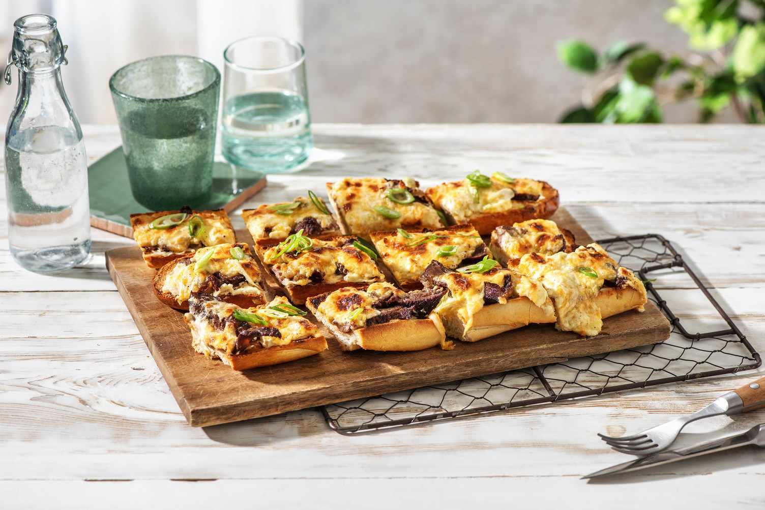 Käsiges Knoblauchbaguette mit Steak Rezept | HelloFresh