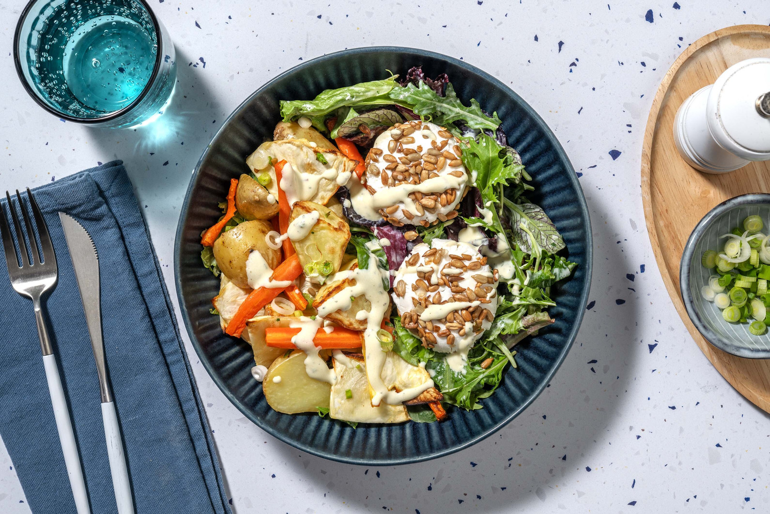 Kernige Ziegenkäsetaler auf buntem Salat Rezept | HelloFresh