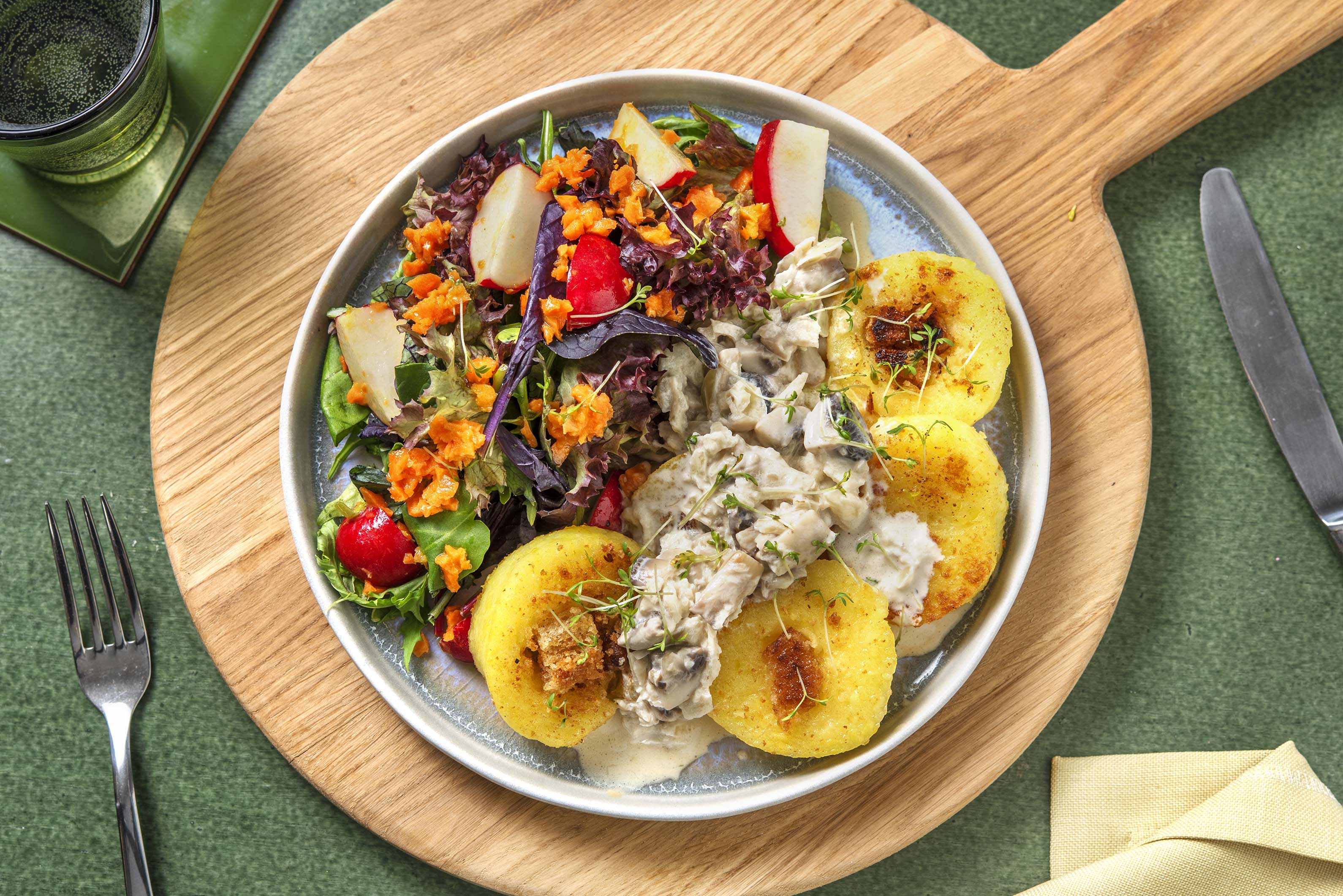 Knödeltaler mit Champignonrahm und Kresse Rezept | HelloFresh