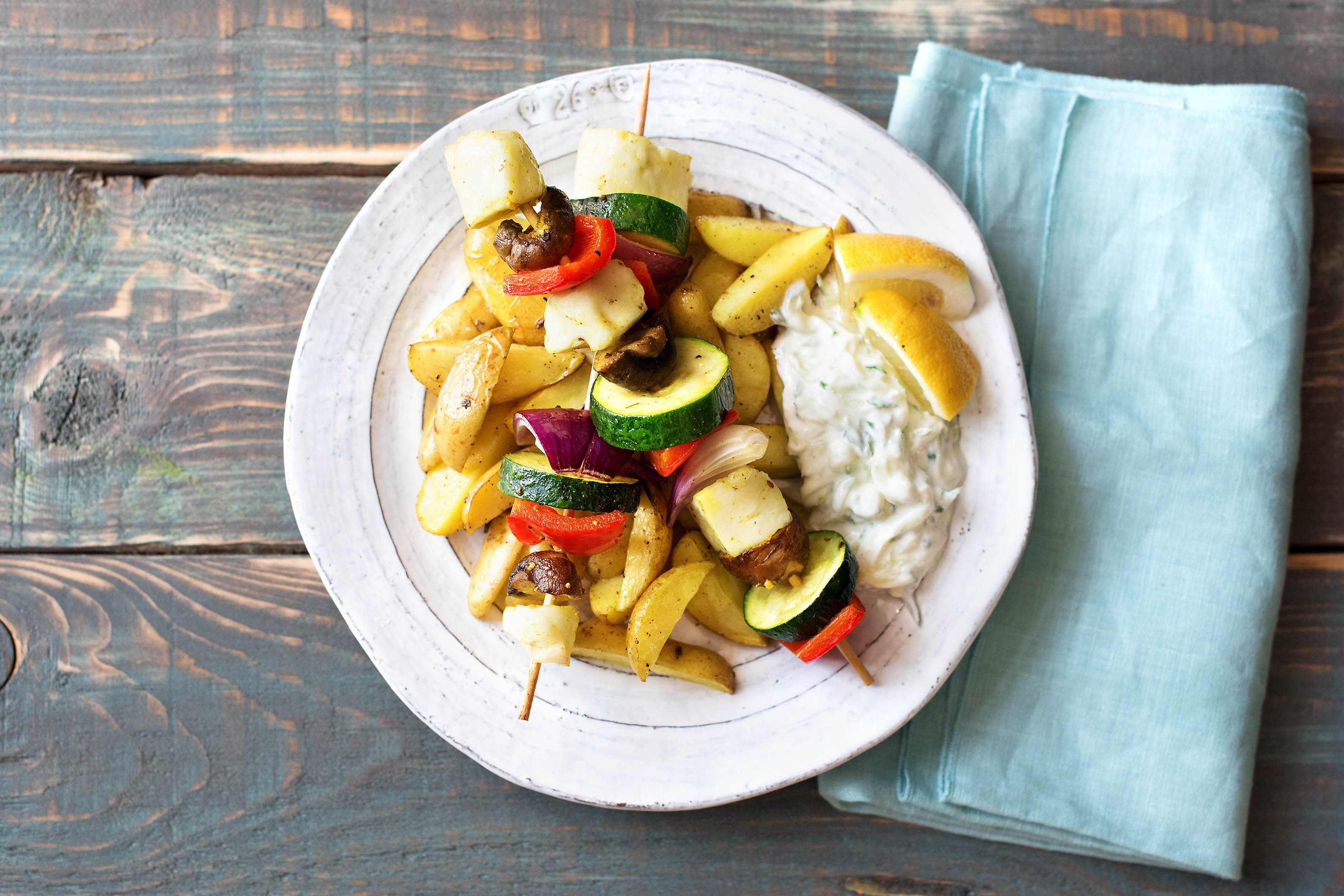 Köstliche Gemüse-Grillkäse-Spieße Rezept | HelloFresh