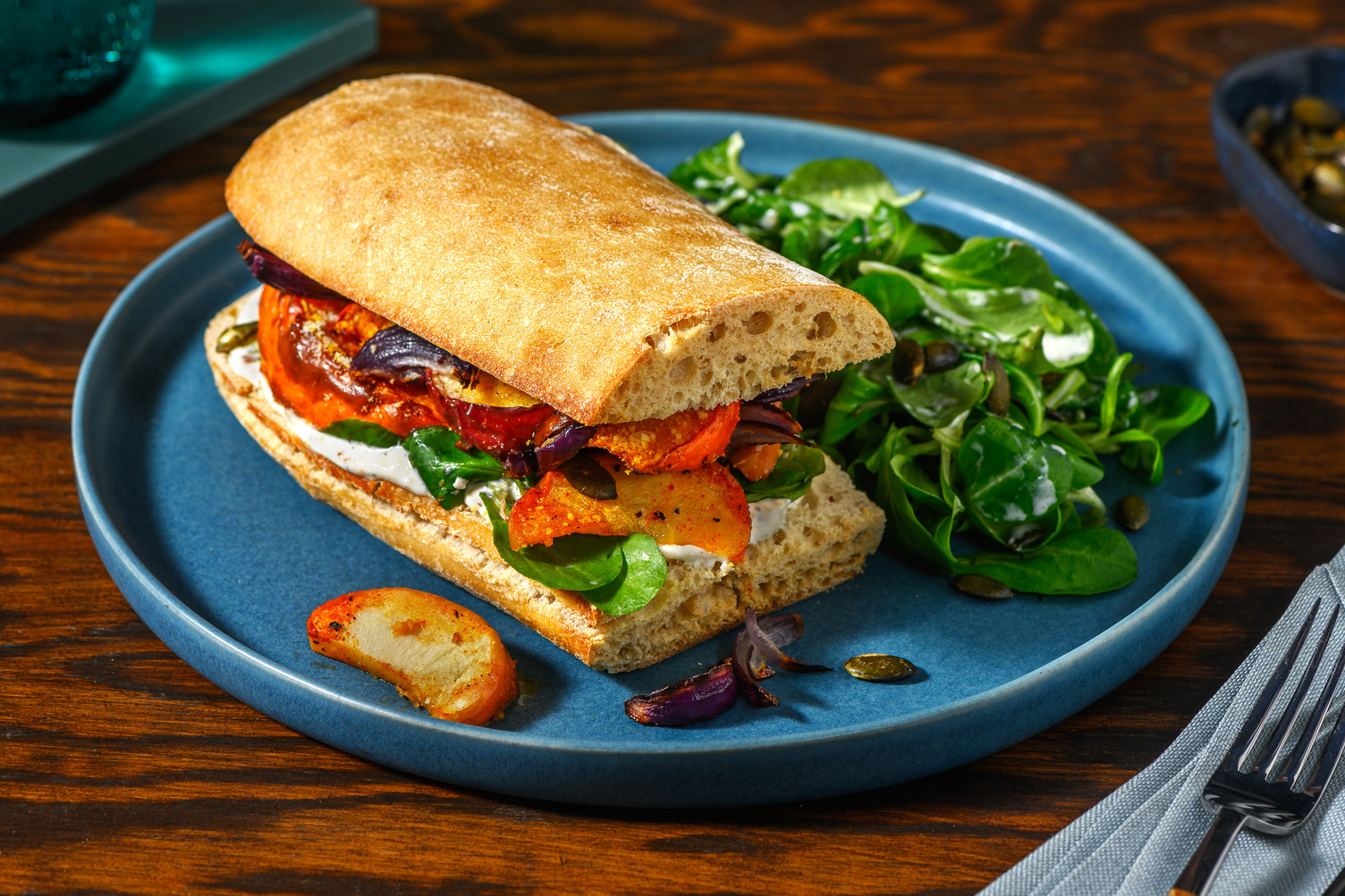 Kürbis &amp; Apfel gefülltes Sandwich mit Zwiebelringen Rezept | HelloFresh