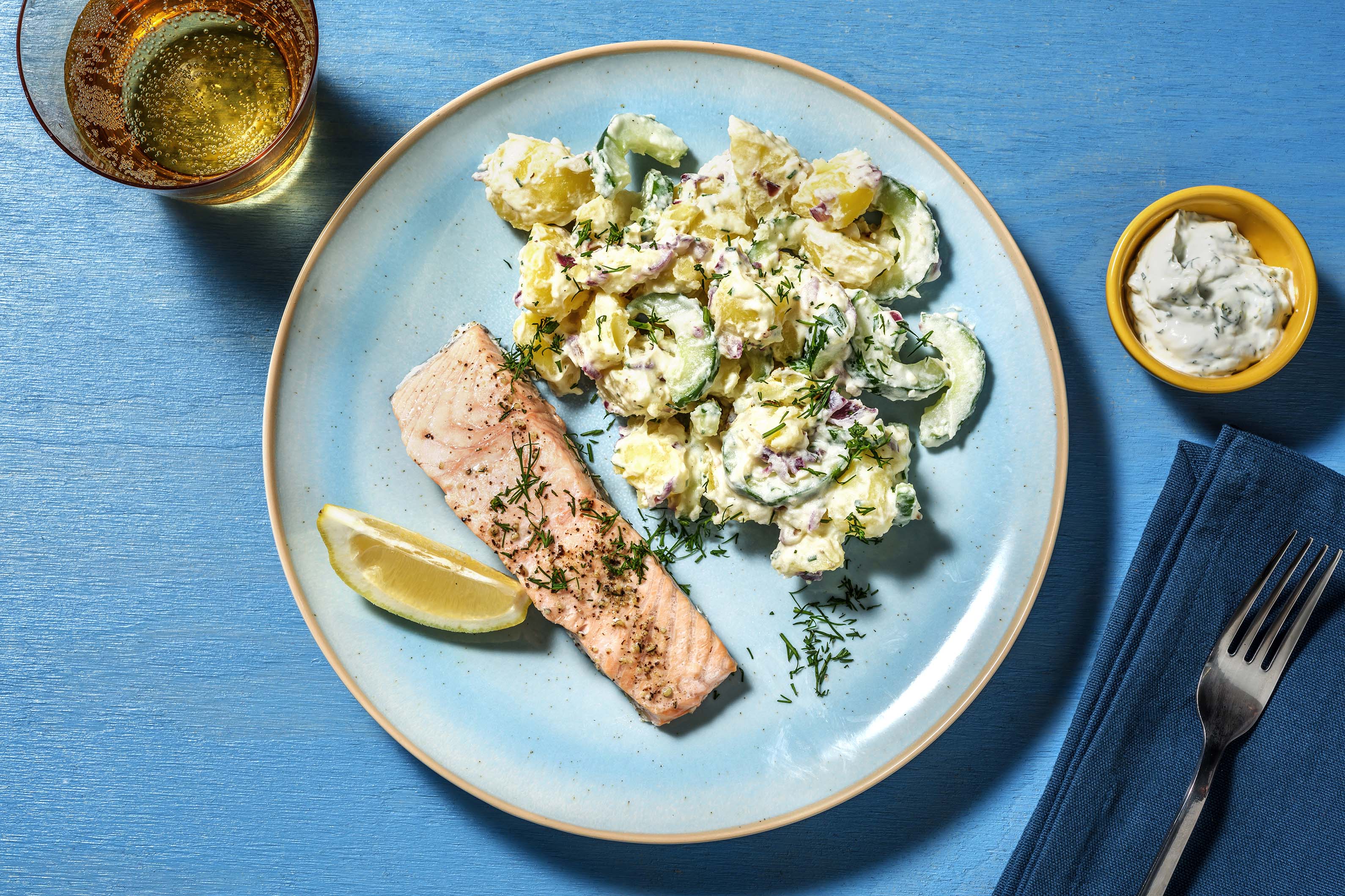 Lachsfilet mit Kartoffel-Gurken-Salat und Dill Rezept | HelloFresh