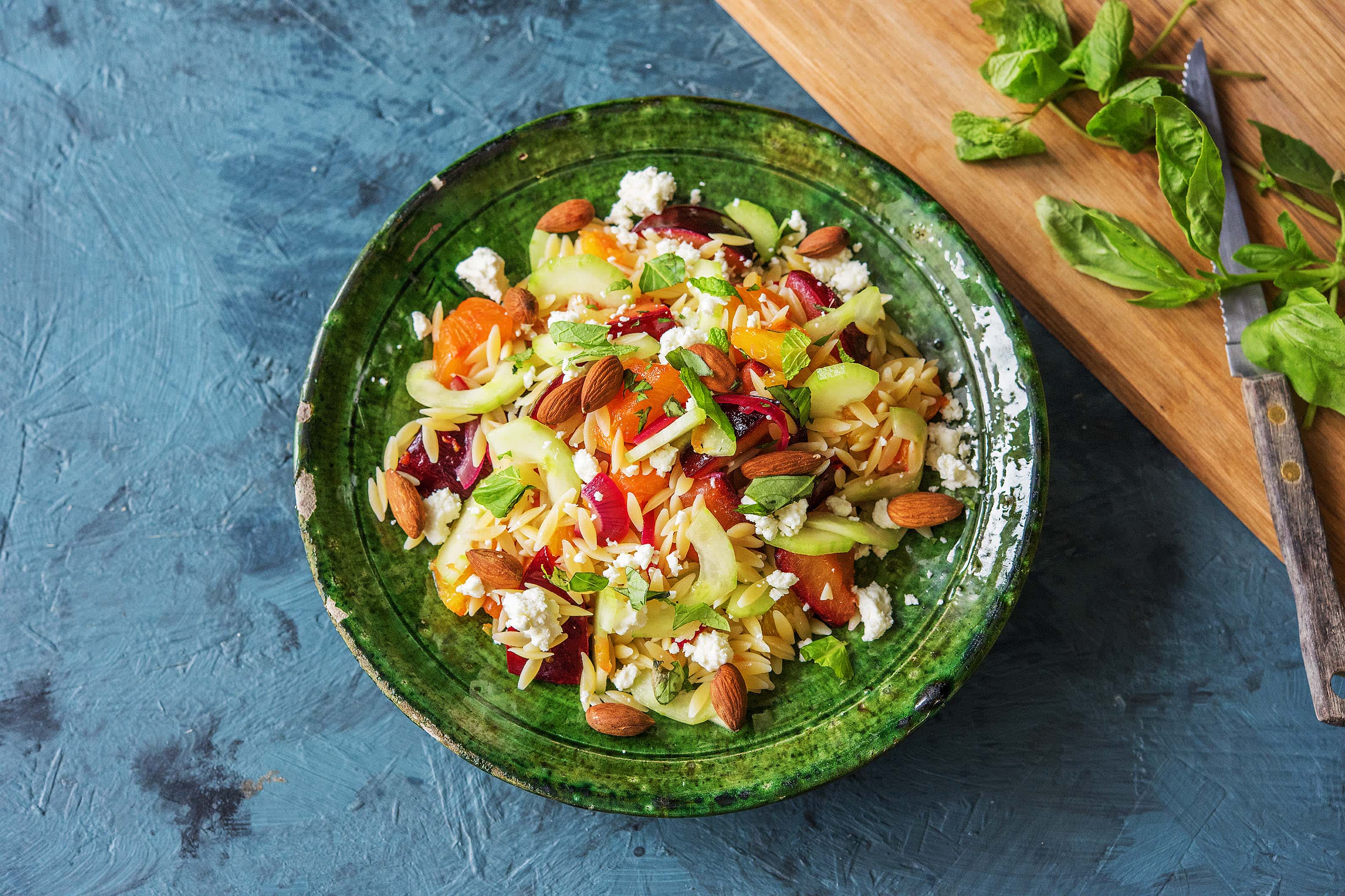 Lauwarmer Orzo-Salat mit gebackenen Pflaumen Rezept | HelloFresh