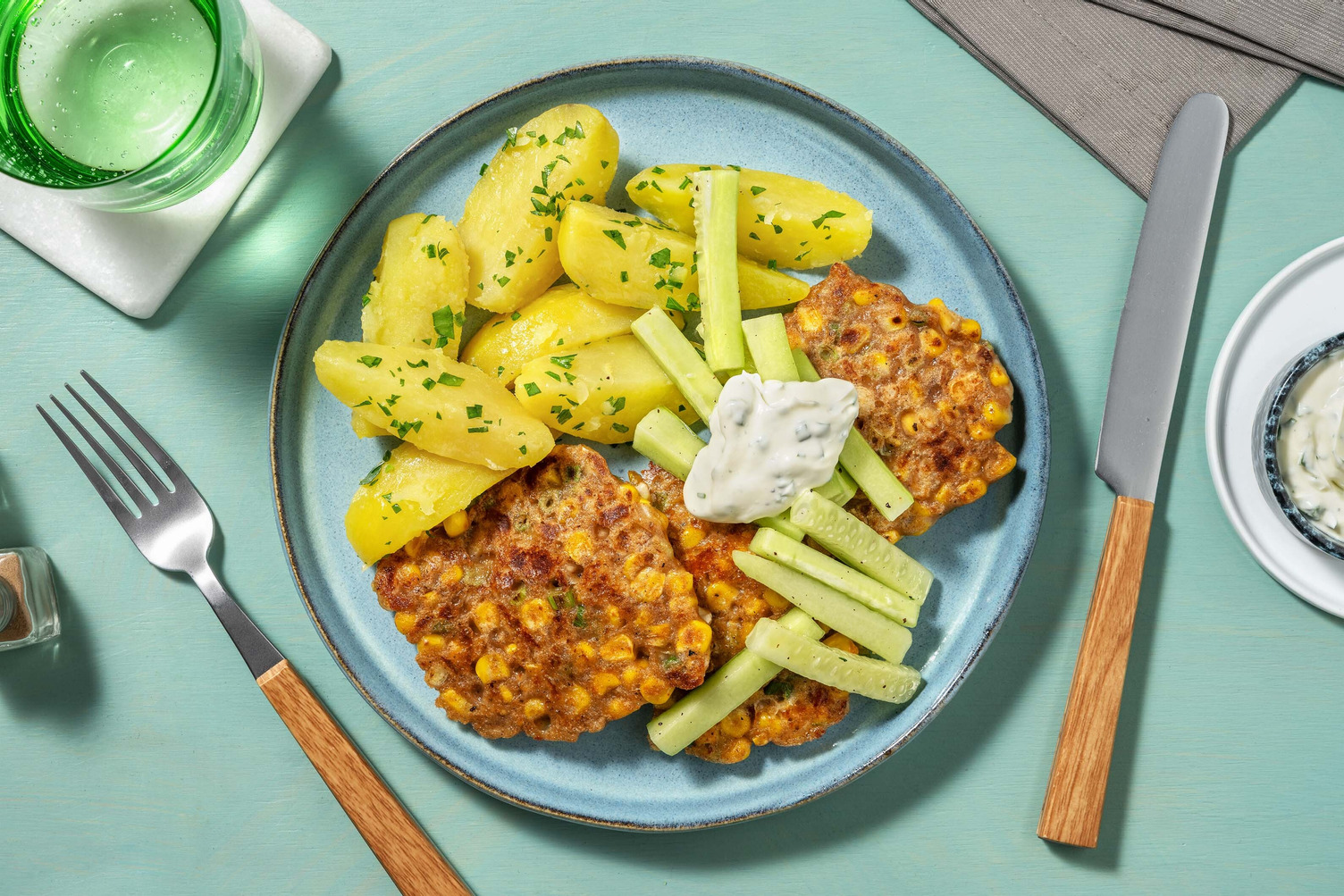 Mais-Käse-Fritters mit zitronigem Kräuterdip Rezept | HelloFresh