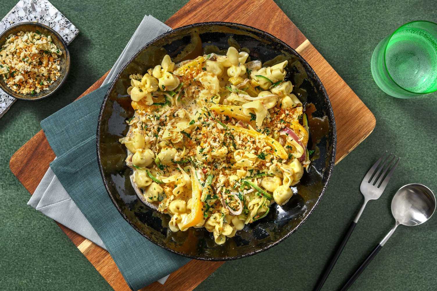 Mediterrane Fiorelli mit KräuterKäseBröseln Rezept HelloFresh