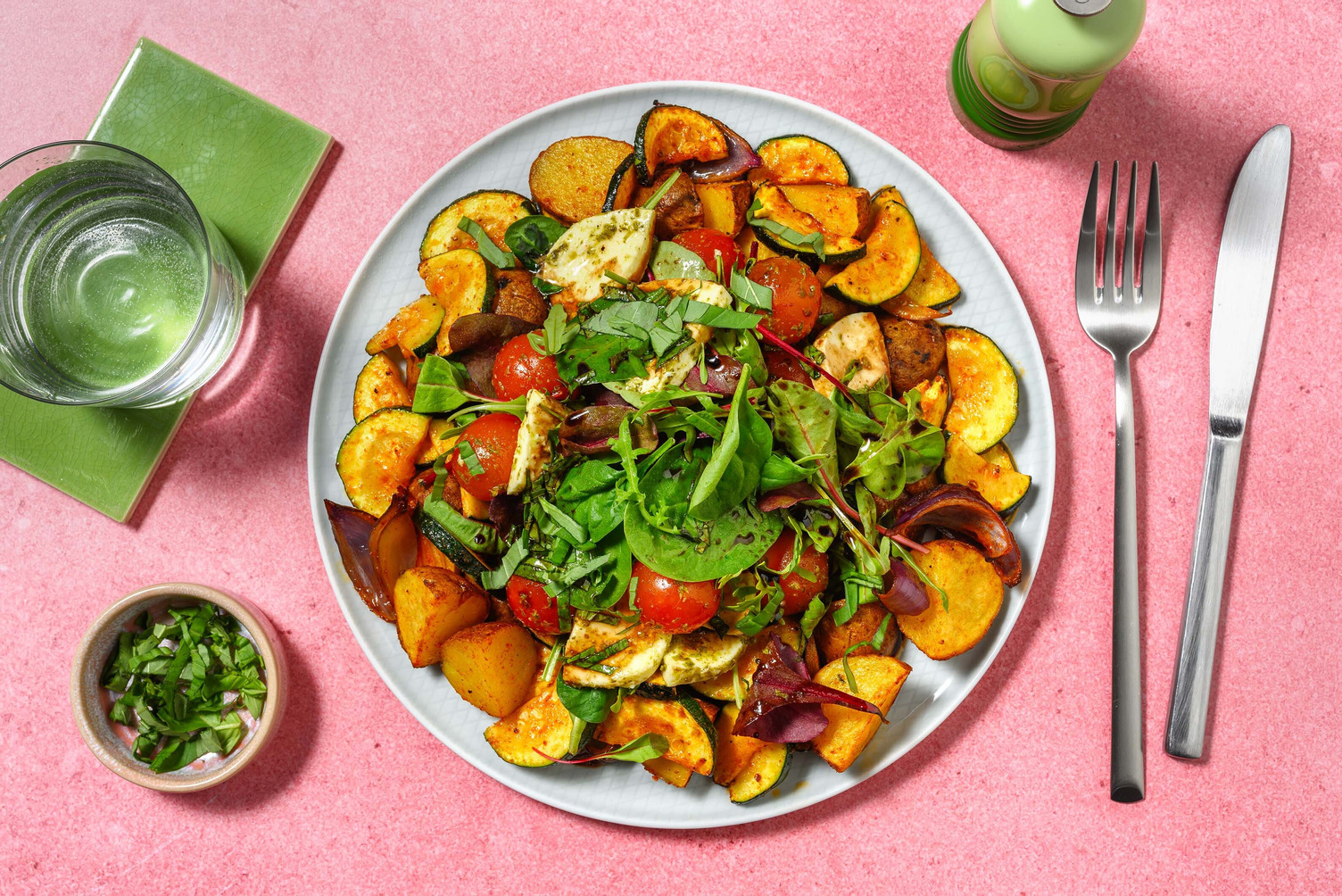 Mediterraner Ofenkartoffelsalat mit Caprese Rezept | HelloFresh