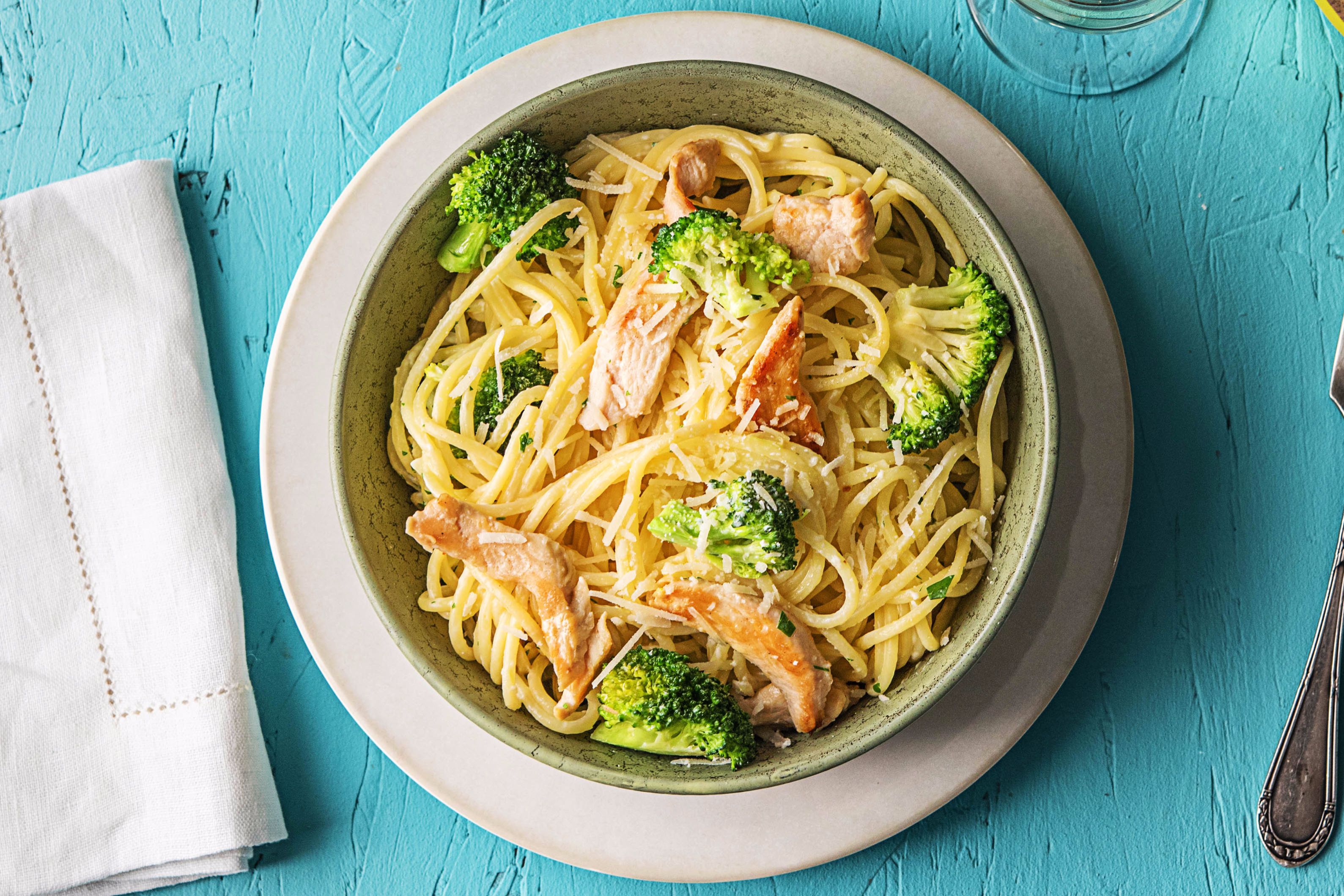 https://img.hellofresh.com/hellofresh_s3/image/one-pan-chicken-alfredo-dba85e53.jpg