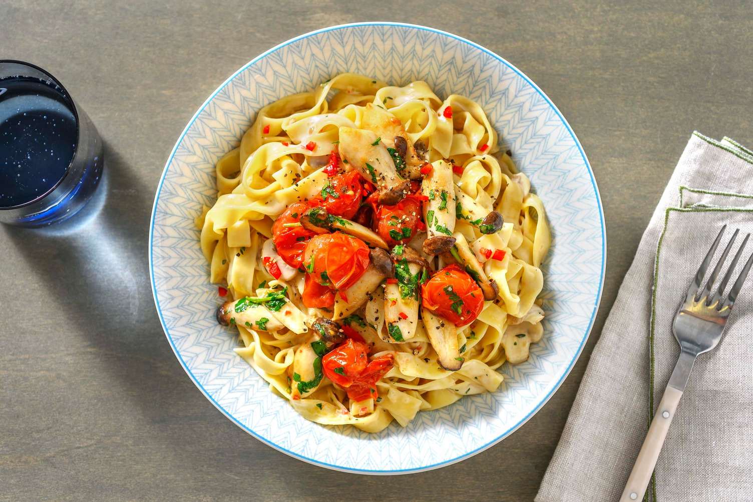 Fettuccine in Crèmesoße mit Kräuterseitlingen Rezept | HelloFresh