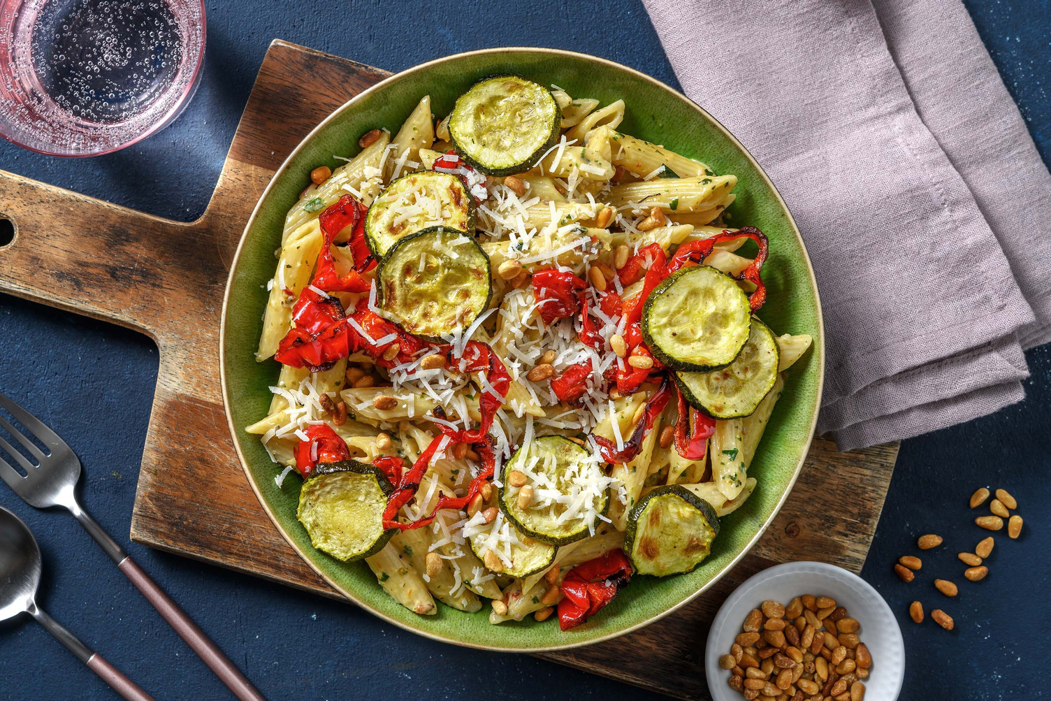 Penne mit Basilikumsoße und Ofengemüse Rezept | HelloFresh