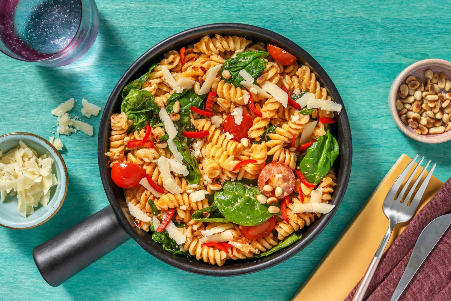 Pikante Fusilli Calabrese mit Pinienkernen Rezept | HelloFresh
