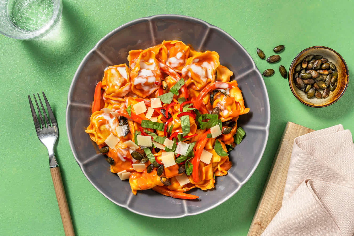 Ricotta-Tortellini in cremiger Peperoni-Tomaten-Suppe Rezept | HelloFresh