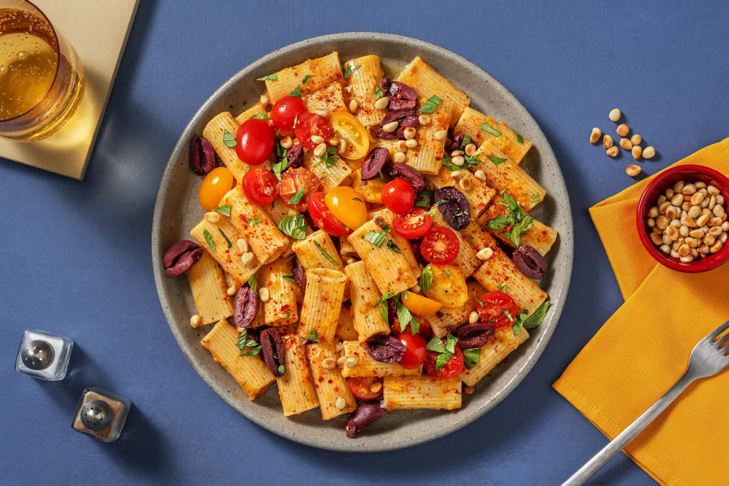 Rigatoni mit aromatischer Gemüsesoße &amp; Kalamata-Oliven Rezept | HelloFresh
