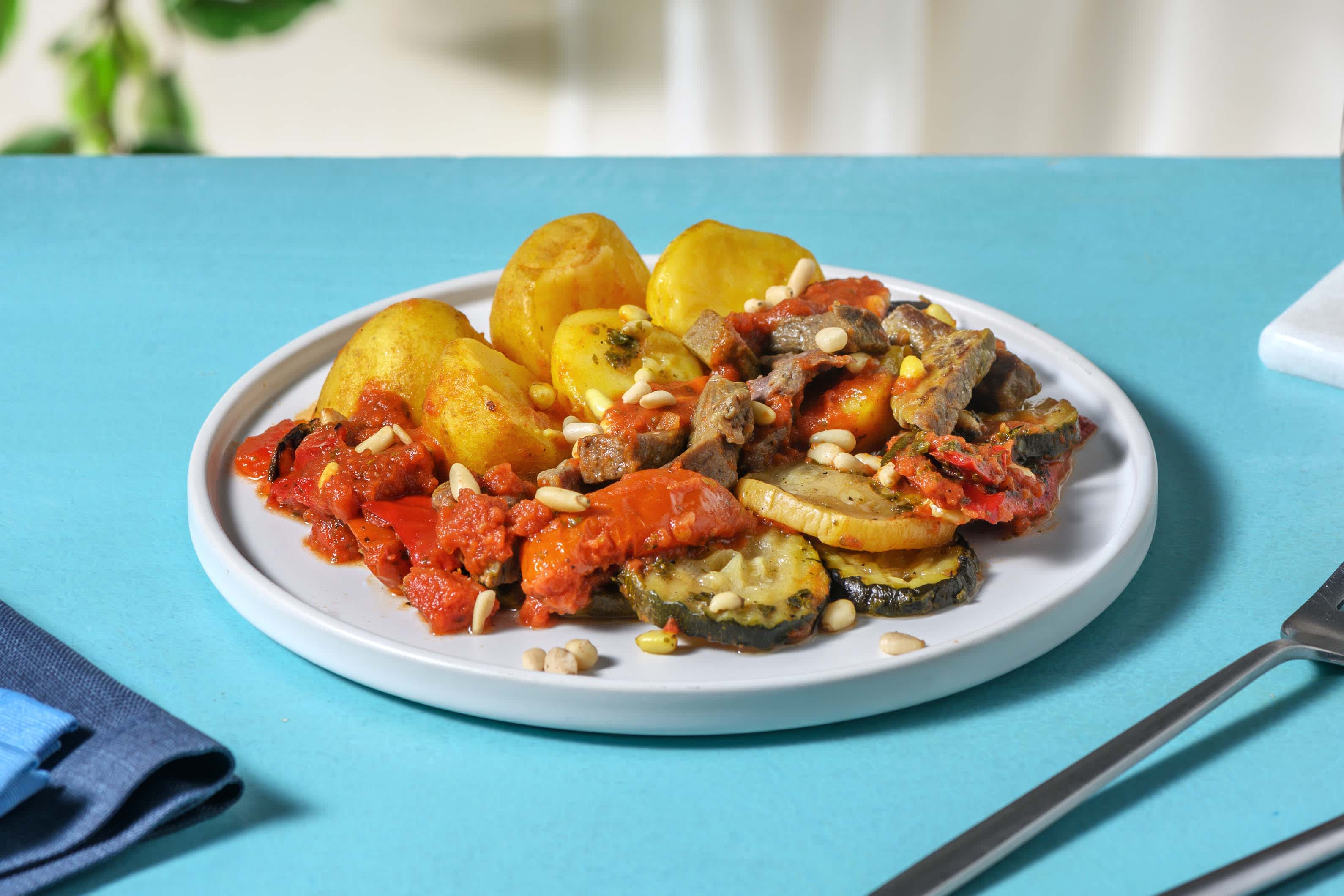 Rindergeschnetzeltes mit Pinienkernen auf mediterranem Grillgemüse und ...