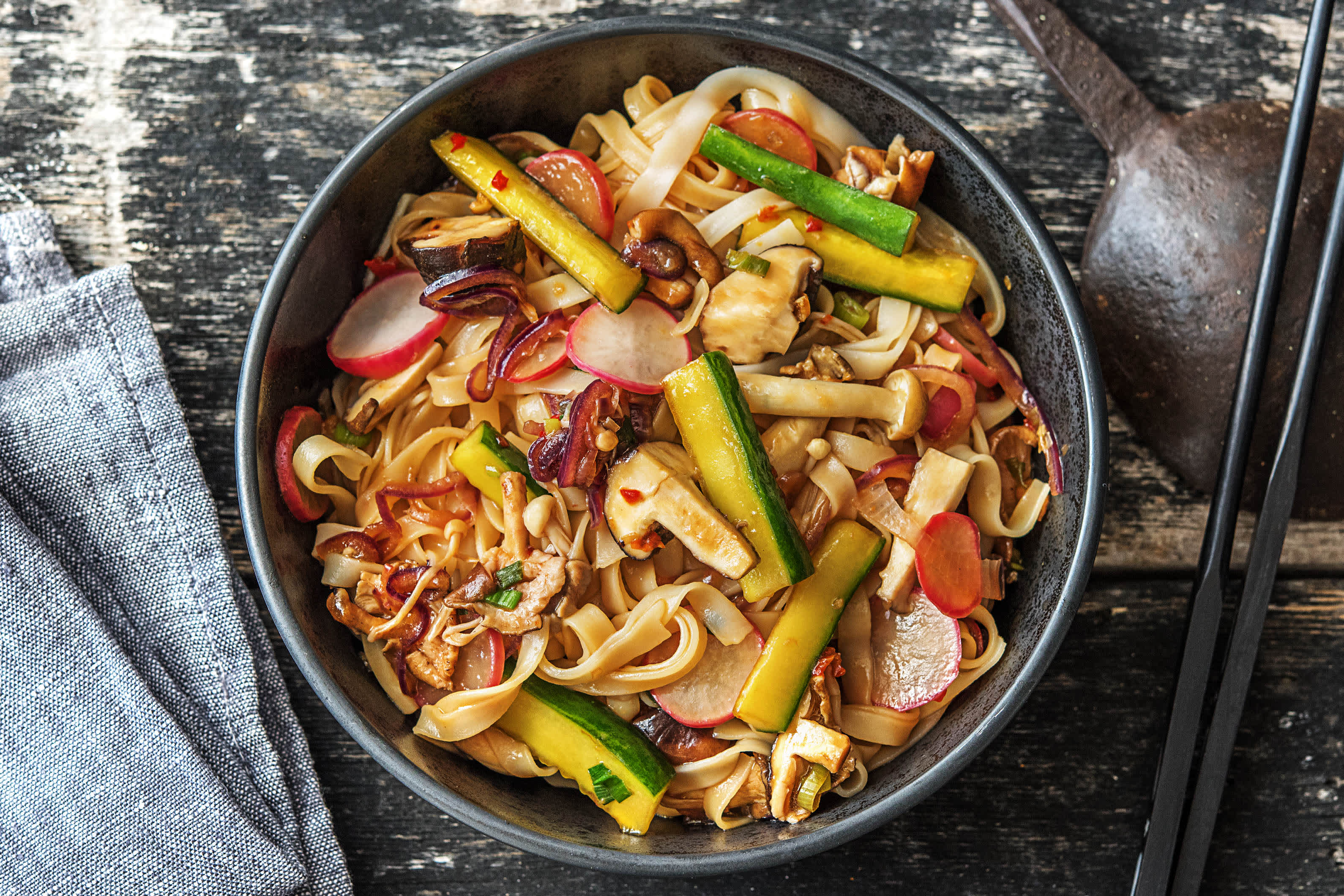 Scharfe Pilz-Reisnudel-Pfanne Rezept | HelloFresh